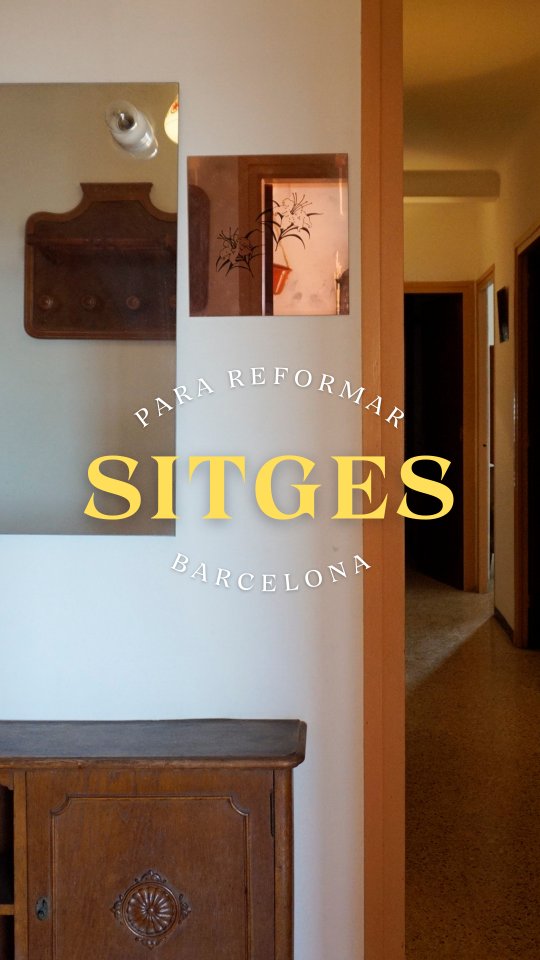 🏠 EN VENTA | SITGES
.
Descubre este espacioso piso en venta ubicado a 5 minutos de la Estación de Tren del encantador municipio de Sitges, Barcelona y de la playa de Sant Sebastiá.
La distribución del piso incluye actualmente cuatro habitaciones, aunque ofrece grandes posibilidades de redistribución, para hacer de este piso tu espacio personalizado. Además, cuenta con un baño completo y un aseo, balcones que aportan luz natural, y una cocina lista para ser adaptada según tus necesidades.
Aprovecha esta oportunidad única de adquirir un inmueble en Sitges, un lugar con una fuerte dinámica económica, cultural y asociativa que, a pesar de los retos planteados por la globalización, trabaja para mantener el nombre de la Villa a la altura de su llegada histórico, su personalidad propia y defender el patrimonio cultural y natural.
.
📐 111 m2 construidos
🛏 4 habitaciones
🛁 2 baños
🪴 Balcones
🔍 Ref. BRE133
🏷 290.000€
.
#pisoenventa #pisoenbarcelona #sitges #propiedadesenventa #barcelonarealestate #barcelona #pisoenlaplaya #propiedades #inmobiliaria #ventadepisos #comprarpiso #barcelona #inversioninmobiliaria #paulaaharonian #pisopara reformar