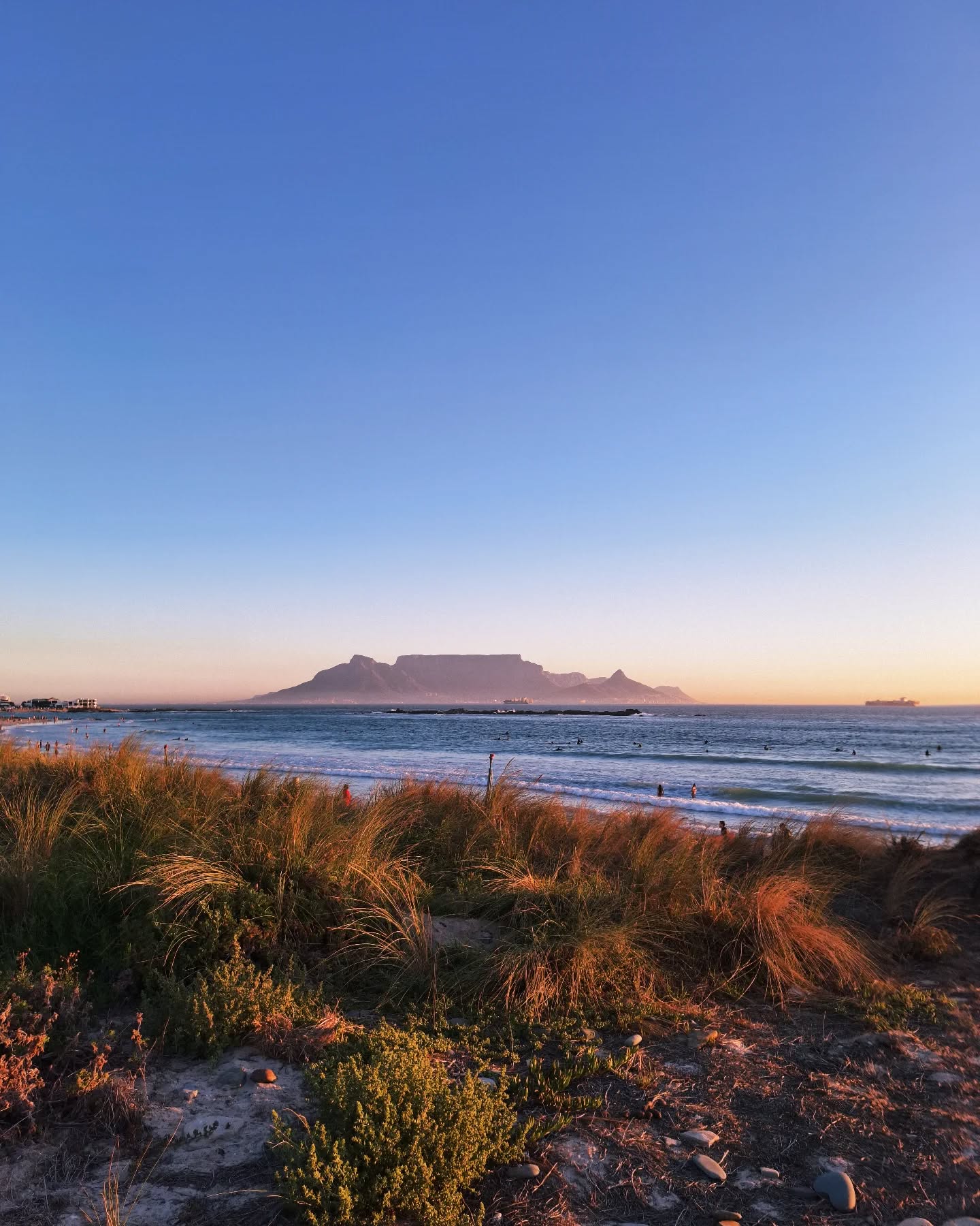 Oh, nee! Het is vrijdag en de bank is gesloten! 'It's a public holiday.' / 'Dit is 'n publieke vakansiedag.' / 'yiholide kawonke-wonke.'
Het kan zijn dat tijdens je reis een public holiday voorkomt. Vandaag is het bijvoorbeeld Human Rights Day en zijn veel bedrijven gesloten. Supermarkten en restaurants hanteren gewoonlijk de openingstijden van een zondag.
Een attractie die altijd open is natuurlijk het strand. Deze foto is genomen vanuit Big Bay, in de buurt van Bloubergstrand. Het mooiste uitzicht op de Tafelberg heb je hier. Het leuke van Big Bay is dat hier een gezellige boulevard is met allerlei restaurants. Ook wordt er veel gesurft (golfsurfen en kite surfen) wat zorgt voor mooie plaatjes en vermaak.
Is er tijdens jouw reis ook een public holiday en weet je niet of afwijkende openingstijden jouw plannen beïnvloeden? Stuur ons gerust een mail naar info@ja-afrika.nl en we adviseren je graag.
#zegookja #humanrightsday #publicholiday #blouberg #tablemountainviews #capetown #Kaapstad #beach #strand #strandwandeling