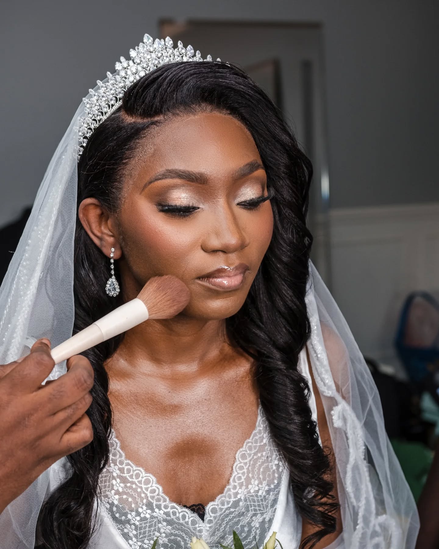 Les photos de préparations sont toujours remplies de moments magnifiques, de la joie, du stress, des éclats de rire, des pleurs...
Une belle occasion d'avoir de merveilleux souvenirs.
-----------
Preparation photos are always filled with wonderful moments, joy, stress, laughter, tears...
A great opportunity to create wonderful memories.
#bridesmaid #bridemakeup
#mariée #orchardview
#mariage #mariagegatineau #mariageottawa