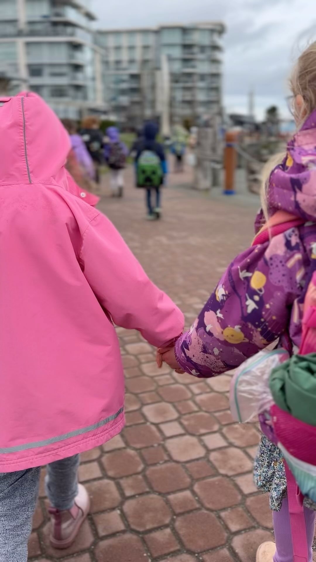 Today was such an adventure! We did a ton of walking and got to explore the beautiful glass beach. The kids had a blast picking out some special treasures for a fun craft project later. It was a great day! Watch out stories to see our cute craft 😍