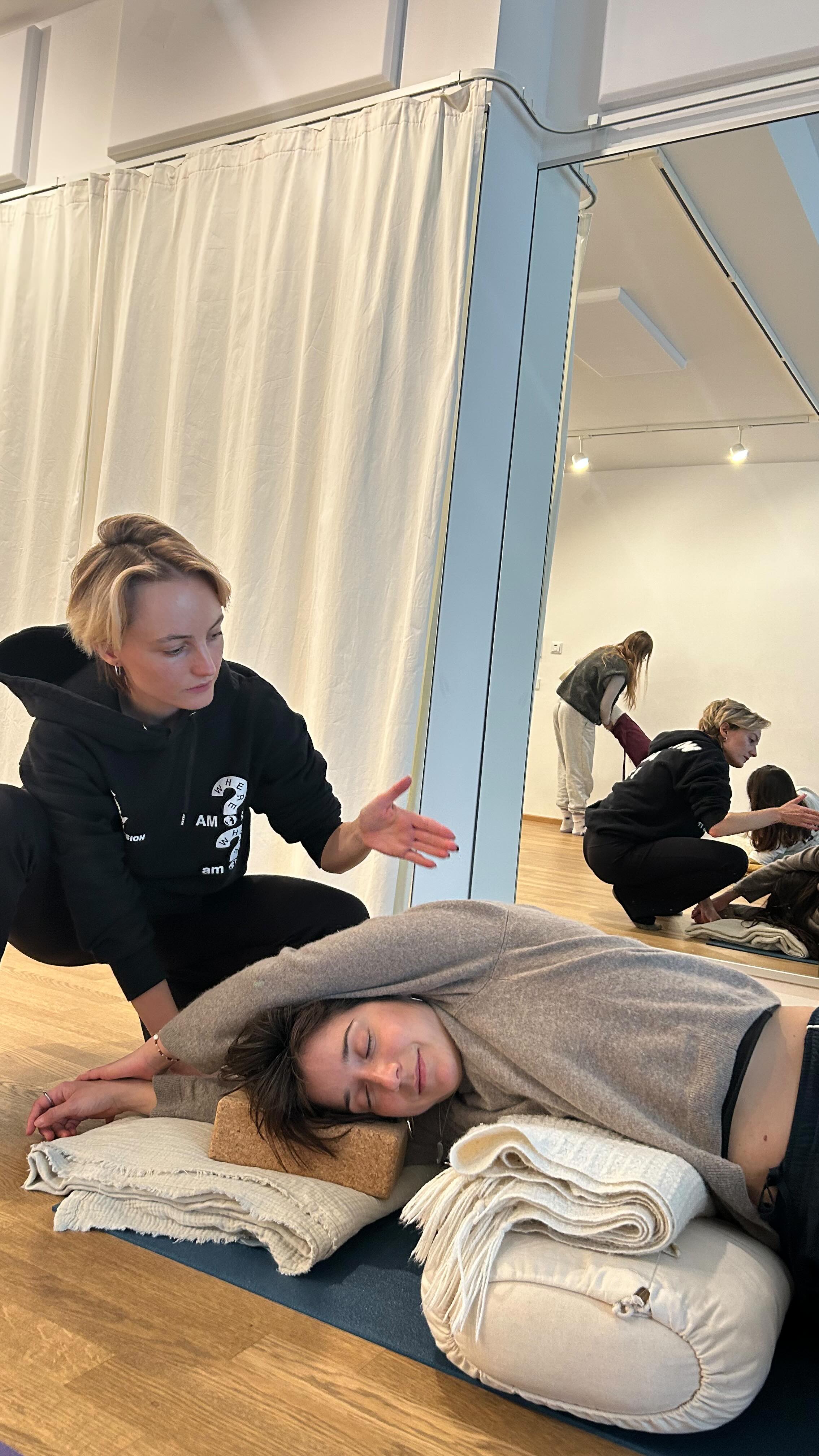 It’s a wrap! 🎉
Können Faszien wirklich verkleben? 🤔
Sind Faszien und Muskeln voneinander zu trennen?
Warum entgiften wir unseren Körper nicht, wenn wir Drehhaltungen üben? 🌀 Und was passiert eigentlich im Körper, wenn wir eine Position für mehrere Minuten halten?
All das haben wir am Wochenende bei der Yin Yoga 2.0 Weiterbildung – Wissenschaft und Praxis vereint – besprochen. 📚✨
Danke für eine ausgebuchte und erste Yin Yoga Weiterbildung in Berlin! 🙏
Dieses Jahr werde ich noch eine Yin Weiterbildung in Ingolstadt anbieten. Die Anmeldung dazu findet ihr bald auf meiner Website. 🌐
Berlin – sehen wir uns nächstes Jahr wieder? 👀