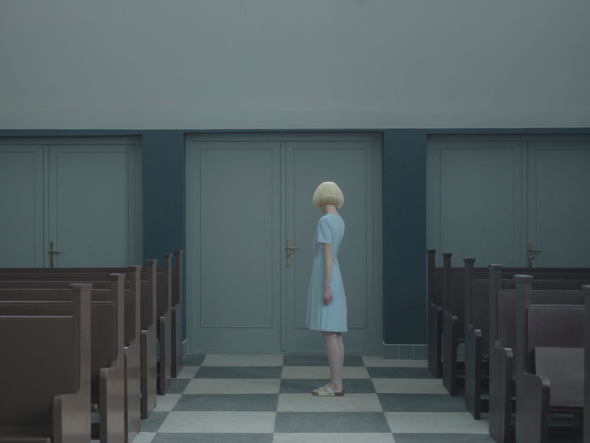 Unsere Ausstellung des Monats: Evelyn Bencicova „Immersion“. Bencicova ist dafür bekannt, in Serien zu arbeiten und nutzt dabei seit über zehn Jahren Fotografie und neue Medien, um Identität und die Rolle des Individuums in postsozialistischen Gesellschaften zu erforschen, den Ersatz der Realität durch ihre Repräsentation sowie die Beziehung zwischen Mensch und Maschine. Die Arbeiten in dieser Ausstellung – fotografische Serien, audiovisuelle Werke und eine VR-Erfahrung – behandeln diese und andere zeitgenössische Themen und erstrecken sich über beide Etagen des ArtLab in den @reinbeckhallen_berlin bei uns auf dem Gelände.
#ausstellungdesmonats #linkinbio #emop #berlin #spielfeldberlin #Reinbeckhallen @reinbeckhallen_berlin @evelyn_bencicova