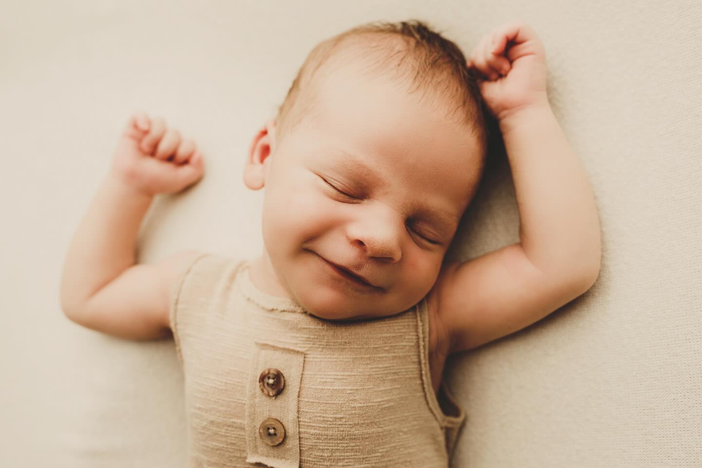 ✨ To nejčistší štěstí. ✨
Úsměv, který rozjasní den a bezstarostný spánek, který připomíná, jak křehké a kouzelné je období novorozeneckých dnů.
Newborn focení není jen o krásných snímcích, ale o zachycení okamžiků, které si budete chtít uchovat navždy. Těch prvních úsměvů, klidného odpočinku, drobných prstíků…
💛 Chcete si uchovat tyto vzácné chvíle navždy? Rezervujte si svůj termín na newborn focení a společně vytvoříme vzpomínky, které nikdy nevyblednou.
📩 Napište mi zprávu pro více informací!
#newborn #newbornphotography #novorozenec #novorozeneckéfocení #babyphotography #fotímevzpomínky #renticefoto #fotimepribehy #familyphotography #lovenewborn #purehappiness #fotografkaopava #opava #ostrava