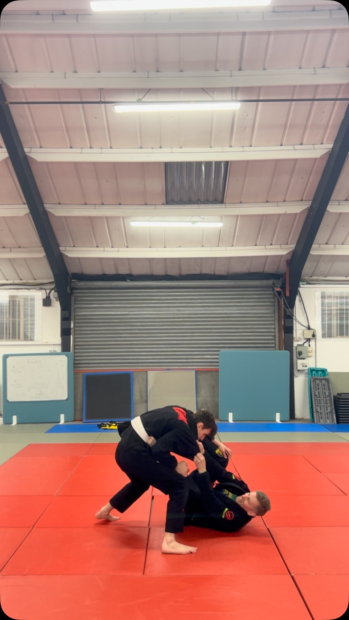 Balance and weight distribution is key to not being swept #checkmatbjj #bjj #ibjjf #fighting #bjjlifestyle