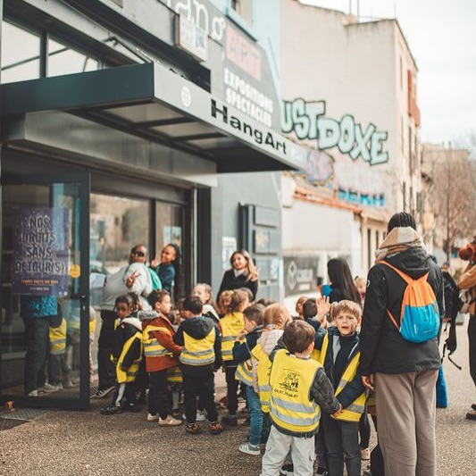 Un mercredi riche en émotions avec pas moins de huit représentations 🩵
PAROLES Cie haut les mains au @theatreoeuvremarseille
CHANSONS DOUCES POUR BÊTES FÉROCES (réservé aux crèches de la ville) de @mariarobin_art.y.show
GRIFF & LES FABULOPTERES de @compagniegriff au @theatre_hangart
LA PETITE VOIX LACTÉE Watsu Sound - Anaïs Jamet au @babysocialclubmarseille
BAÏOUCHKA @madameglou au @mucem_officiel
SIESTE MEDITATIVE des Tisserands au @123soleneshop
On se retrouve demain pour les scolaires avec :
09h30 & 14h40 → @espace_culturel_busserine
PÁJAROS de Christine Audat et Johanne Mathaly
10h30 → Bibliothèque de l’Alcazar
CHANSONS DOUCES POUR BÊTES FÉROCES (réservé aux crèches de la ville)
@mariarobin_art.y.show
14h30 → @badaboumtheatre
DANS LE VENT de Bab Assalam