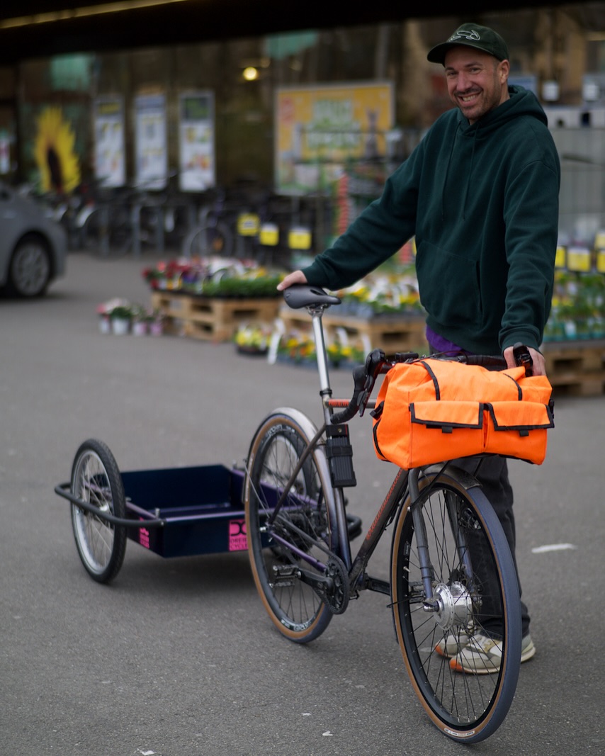Our interpretation of an e-cargo bike that is light, can transport a lot and also fits easily into the tight bike cellars of Zurich. And it looks fantanstic doesn‘t it? 🩶💜🖤
