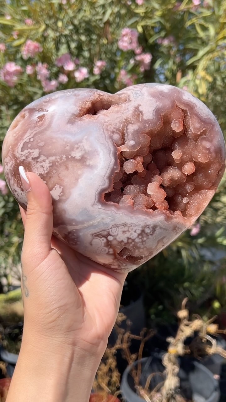Sending you all so much love today! I'm still obsessed with that one-of-a-kind piece I sold a while back... I wish I'd kept her around for just a bit longer!
Drop a ❤️ below if you love it too!