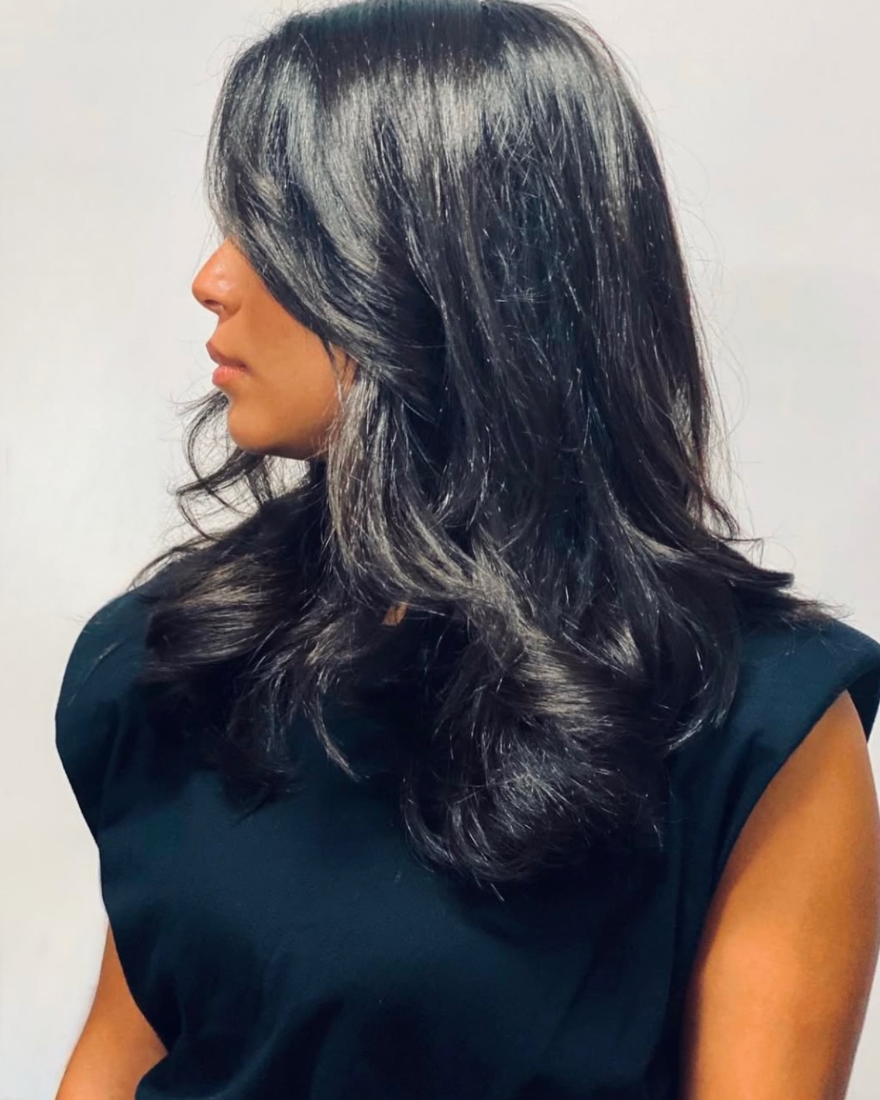 ✨Brune et resplendissante✨ Parfois une couleur plus foncé et profonde peut faire ressortir les traits du visage… #coilyhair #coiffures #coiffeur #coiffuremariage #tendancecoiffure #brunette #blackhair #2025 #hair #hairstyles #paris #nyc #french #frenchstyle #balayage #balayageartists #balayagespecialist