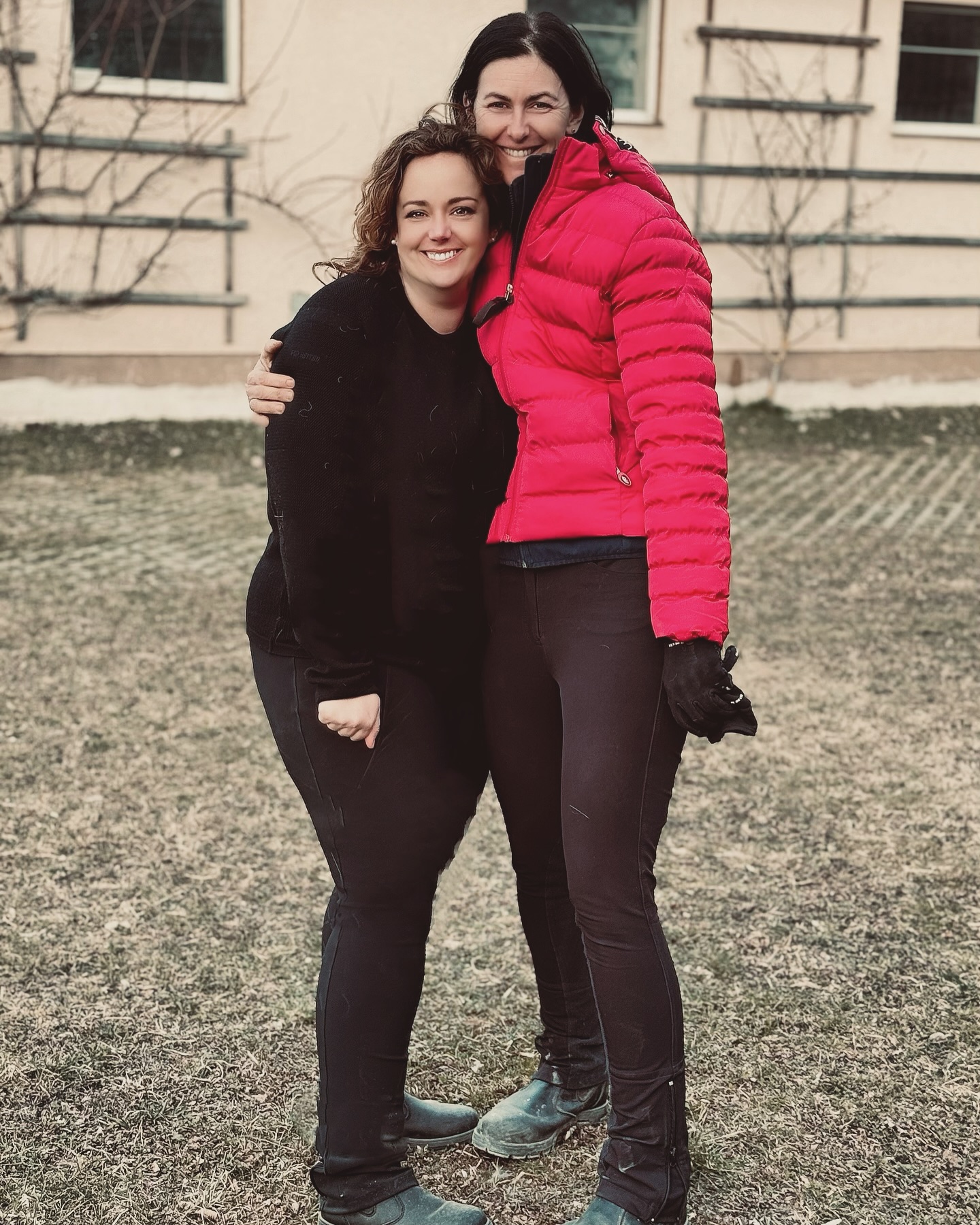 Heute waren wir zu Besuch bei @ausbildung.gratzl unter anderem, um meine frühere Turnierstute Ima wiederzusehen, die dort bereits verkauft wurde.
Unsere Zusammenarbeit ist auf beiden Seiten einfach großartig: vertrauensvoll, ehrlich, professionell und mit einem gemeinsamen Blick fürs Wesentliche – das Wohl der Pferde.
Es ist so wertvoll, Partner an seiner Seite zu haben, mit denen alles reibungslos funktioniert und die dieselben Werte leben.
Danke für diese tolle Verbindung – ich freue mich auf alles, was wir gemeinsam noch auf die Beine stellen!
Oggi abbiamo fatto visita a @ausbildung.gratzl anche per rivedere la mia ex cavalla da gara Ima, che lì è in ottime mani.
La nostra collaborazione funziona alla grande da entrambe le parti: c’è fiducia, trasparenza, professionalità e una visione comune – il benessere dei cavalli.
È un vero valore avere al proprio fianco partner così affidabili e appassionati.
Grazie di cuore per questa bellissima collaborazione – non vedo l’ora di continuare questo percorso insieme!
#Verkaufspferde #Vertrauen #Zusammenarbeit #Reitzauber #AlpsColiseum #AusbildungsbetriebGratzl #Collaborazione #CavalliFelici #VenditaCavalli #EquitazioneConPassione #cavalliislandesi