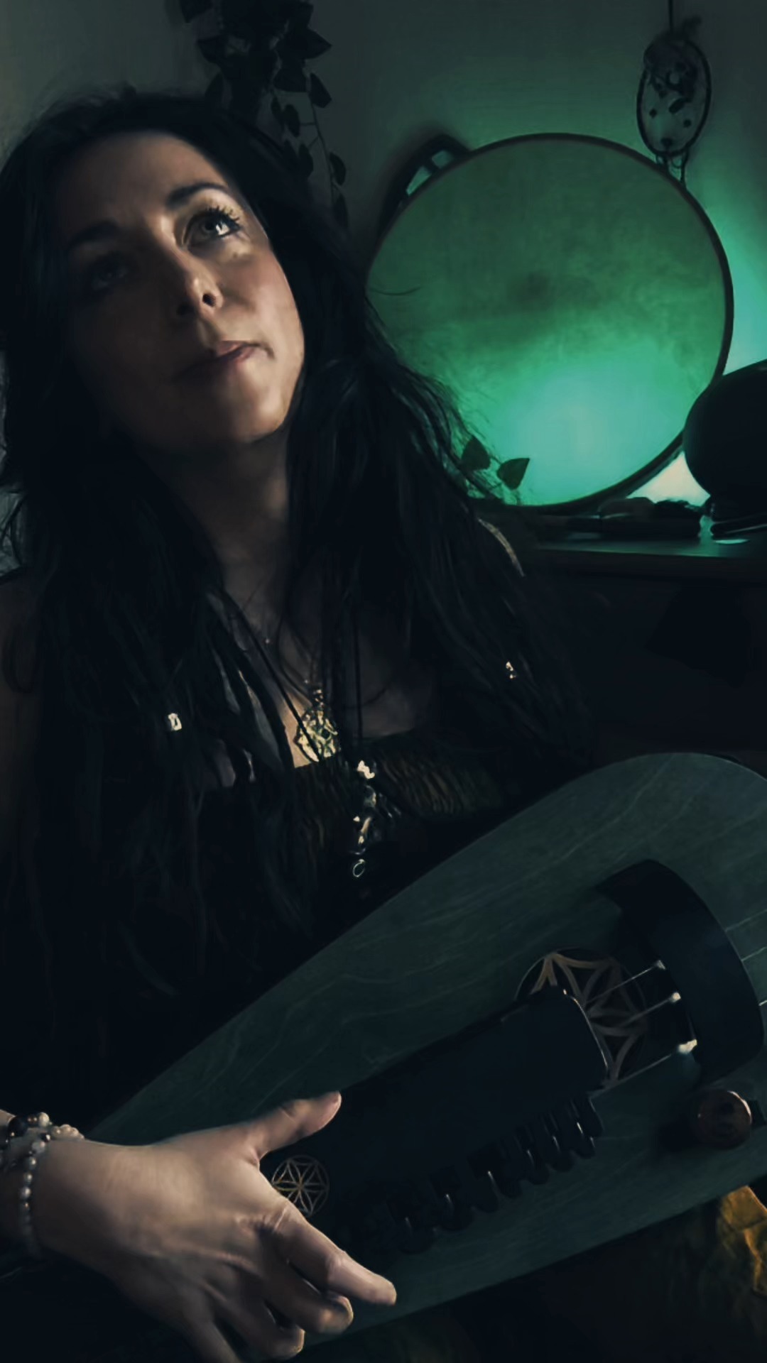 What’s that song? 🎵🐲
.
.
.
.
#coversong #hurdygurdy #folk #videogames #musicianlife #bethesda #dragonborn #witchesofinstagram #fantasy #skyrim #worldmusic #folkcreative #folklore #medieval