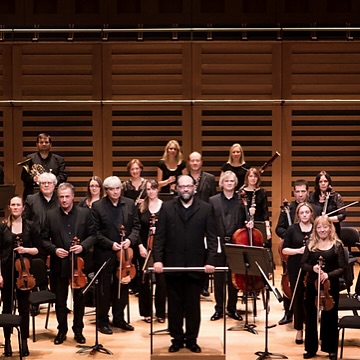 Join the English Symphony Orchestra, conducted by Kenneth Woods for a captivating chamber orchestra concert at Kings Place, London tomorrow at 6:00 PM.
This extraordinary programme features:
๐ป Elgarโs Romance for Bassoon and Orchestra โ a beautifully elegiac work
๐ป Harold Truscottโs Elegy โ an intense and moving composition
๐ป Peter Fribbinsโs Folk Songs for Viola and Chamber Orchestra โ three movements inspired by folk melodies from Wales, Serbia, and Hungary
๐ป Mieczysลaw Weinbergโs Flute Concerto No. 1 (1961)โ a masterpiece reflecting Soviet-era musical expression
๐ป Shostakovichโs String Quartet No. 10 (arr. Rudolf Barshai as a Chamber Symphony)โ a powerful tribute to Weinberg, blending intensity and lyricism
Immerse yourself in an evening of expressive, evocative, and dynamic classical music performed by one of the UKโs leading orchestras. The performance will last approximately two hours, including an interval.
Secure your tickets now and experience this unforgettable musical journey at Kings Place.
Book Tickets Now ๐ via the link in bio.
#classical #chamber #sundays