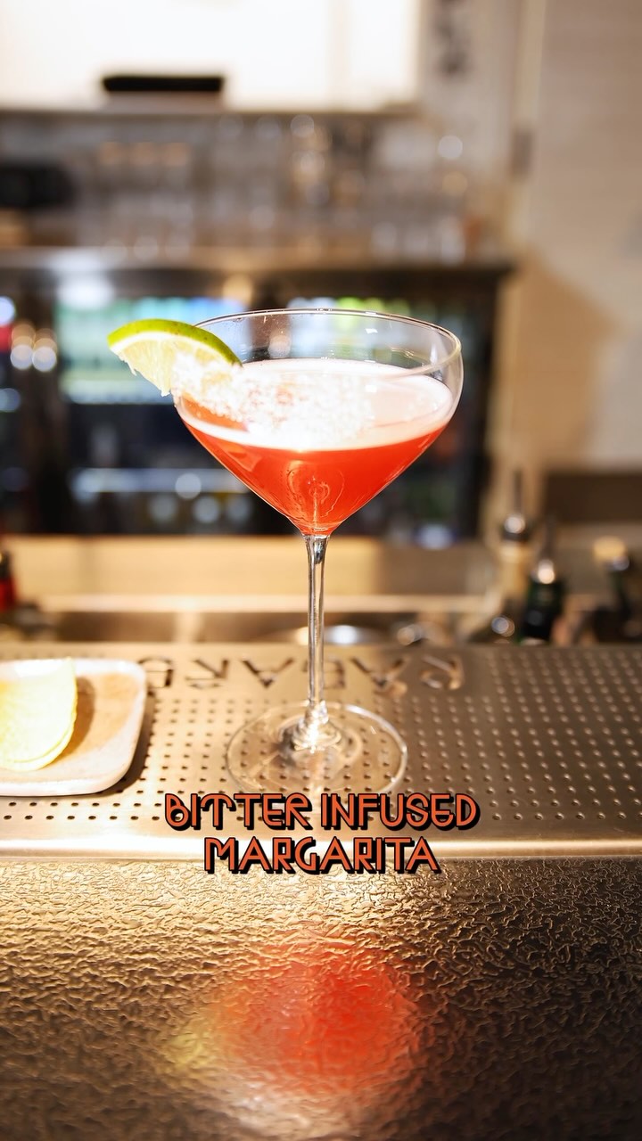 La creatività, oltre che nello spirito, alberga nelle mani.
A volte basta un piccolo tocco per dare vita a un grande drink.
(O almeno per ridargli il colore che si merita).
🍸 Starring @maan_martin e @saramantica.24
—
Vieni a provare i nostri Rabarè cocktails!
Dal martedì al sabato, dalle 18:00 in avanti.
#rabarè #piccoliassaggi #grandiingredienti #cucinacreativa #ristorantetorino #enotecatorino #bistrottorino #torino #cocktail #cocktailbar #margarita