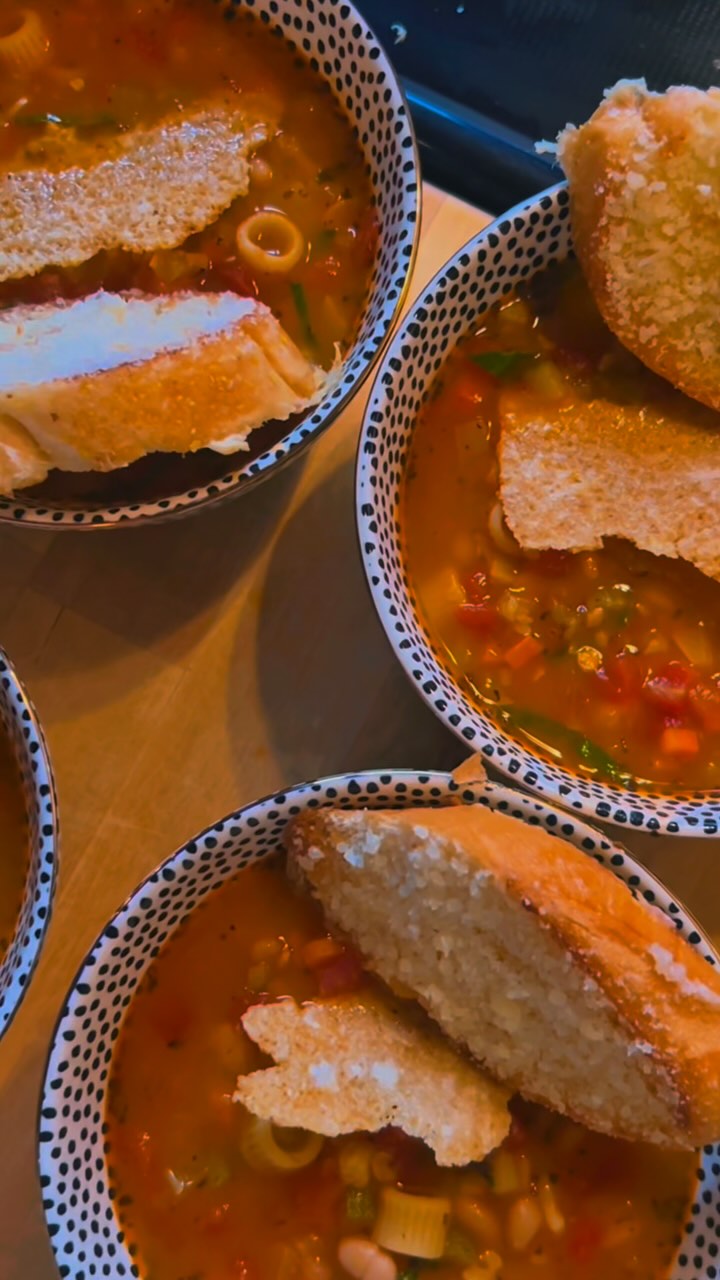 Aprendiendo a cocinar como en Le Cordón Blue Parte 2
—————————————
Minestrone :
Ingredientes:
• 2 cucharadas de aceite de oliva
• 1 cebolla, en rodajas finas (330 g)
• 1 tallo de apio, picado pequeño (165 g)
• 1 zanahoria, picada pequeña (165 g)
• 2 dientes de ajo, picados finamente
• 1 calabacín, en cubos medianos (165 g)
• 1 lata de tomates triturados (330 g)
• 1.3 litros de caldo de pollo
• 1 cucharadita de albahaca
• 75 g de pasta pequeña (ditalini o similar)
• 1 lata (330 g) de frijoles blancos escurridos
• Sal y pimienta al gusto
• Queso parmesano rallado, al gusto
#minestrone, #sopaitaliana, #recetasitalianas, #sopacasera, #cocinacasera, #sopadeverduras, #italianfood, #pastasoup, #comidasana, #hechoencasa