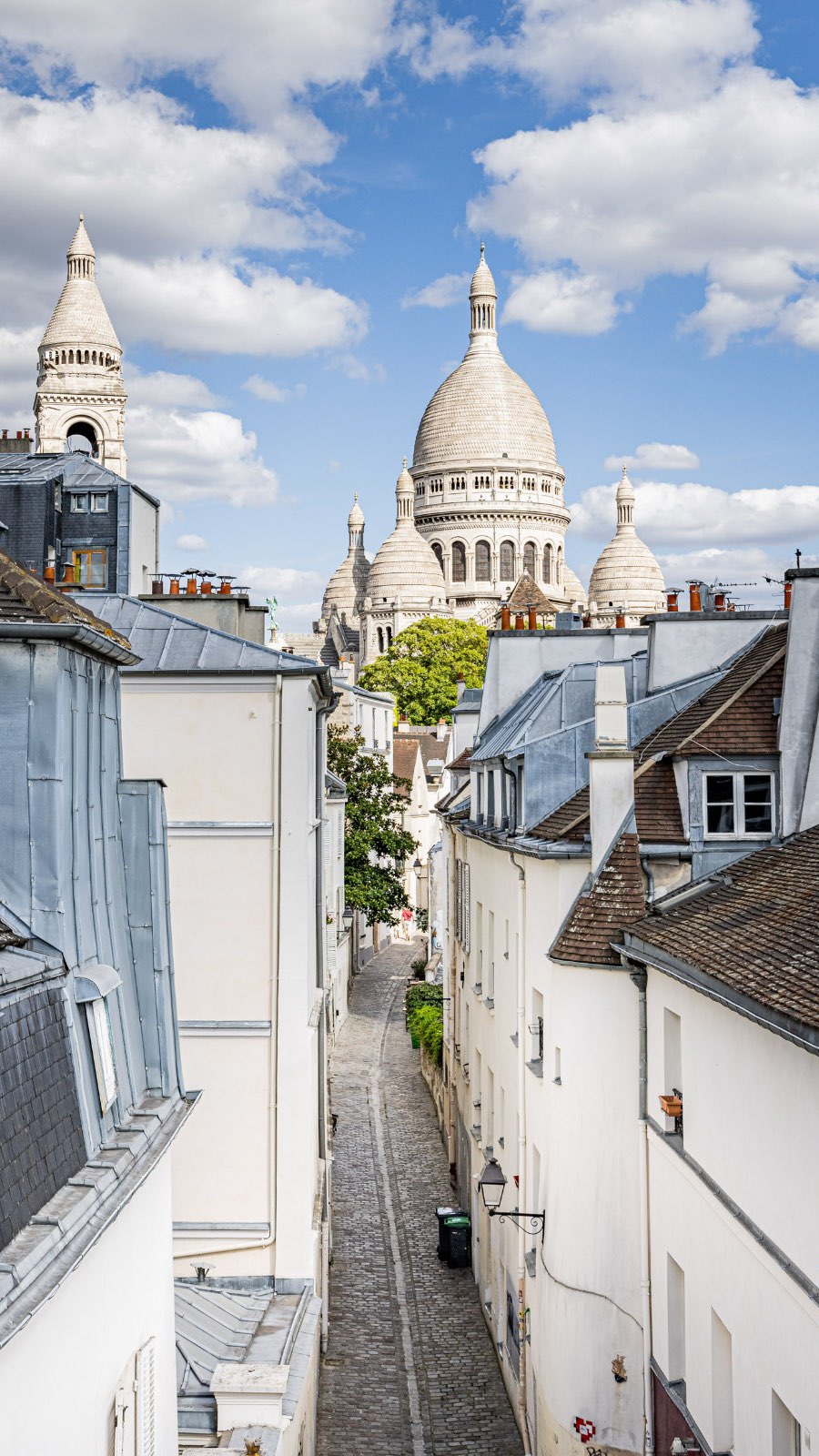 🌟 Want to stay near Paris’ most iconic landmarks? 🏙️ Whether it’s just steps away from the Eiffel Tower, the Invalides, or Montmartre, @evengestion offers apartments right in the heart of Parisian magic! ✨
🔑 Stay in exceptional places and enjoy breathtaking views of the capital. 😍
👉 Check out our offers on our website and book now for an unforgettable experience in Paris 👆
—
#evengestion #gestionlocativesaisonnière #stayinparis #montmartreparis #eıffeltower #parisianexperience #invalidesparis