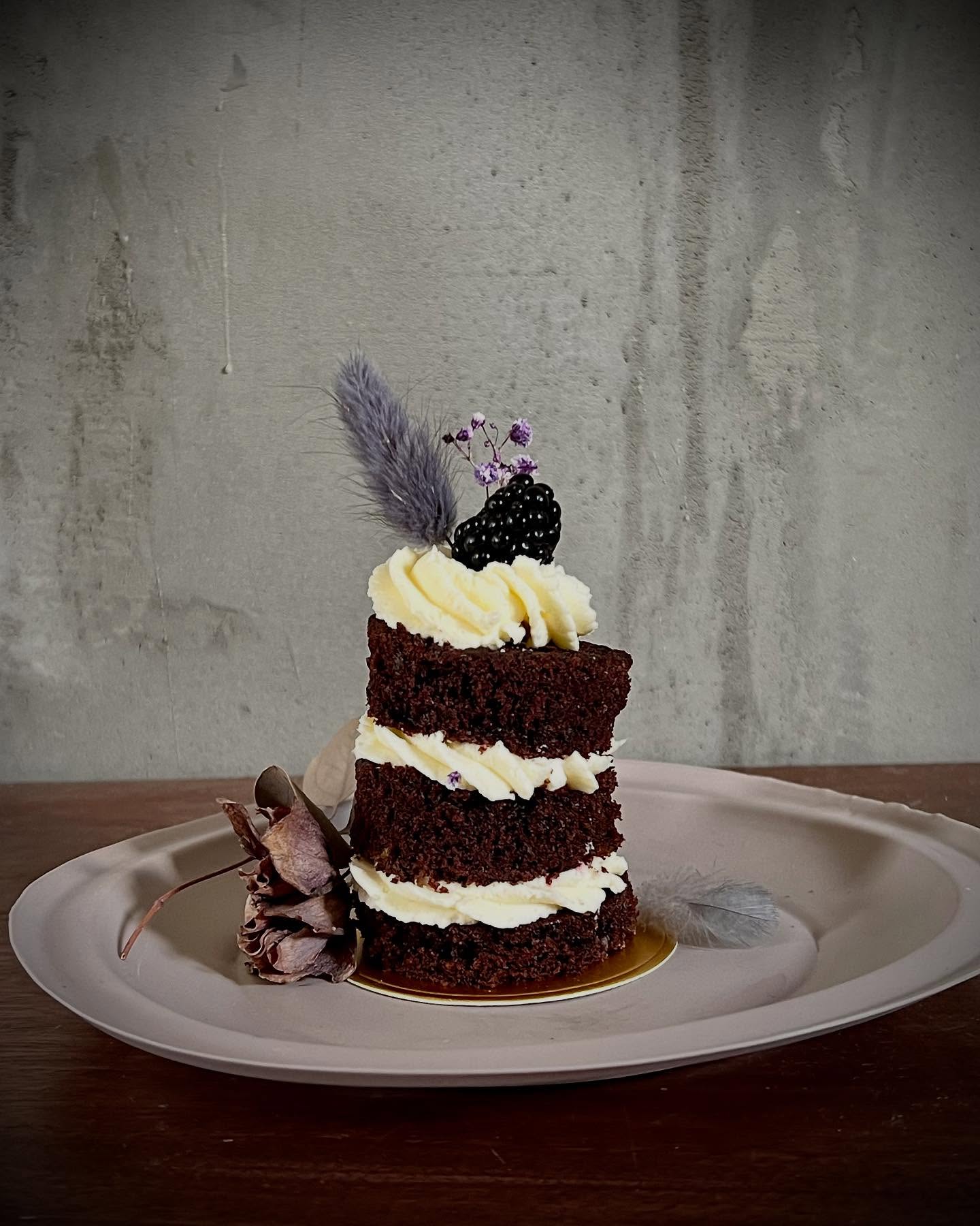 ✨ Klein, aber oho! Diese zauberhafte Torte ist nicht nur ein echter Hingucker, sondern auch ein Genuss für die Sinne!
Mit ihrer natürlichen Dekoration aus saftigen Brombeeren und zarter Schokolade ist sie perfekt für jeden kleinen Anlass.
Ob für einen gemütlichen Kaffeeklatsch mit einer Freundin, als süßes Highlight bei einem Date, oder einfach als Belohnung für einen langen Tag – diese kleine Torte bringt Freude in jede Situation!
Ein riesiges Dankeschön an die talentierte Fotografin @goldschmiedin_kathrin_dunst, die dieses wunderschöne Bild festgehalten hat!
Lasst euch inspirieren und gönnt euch etwas Besonderes! ✨