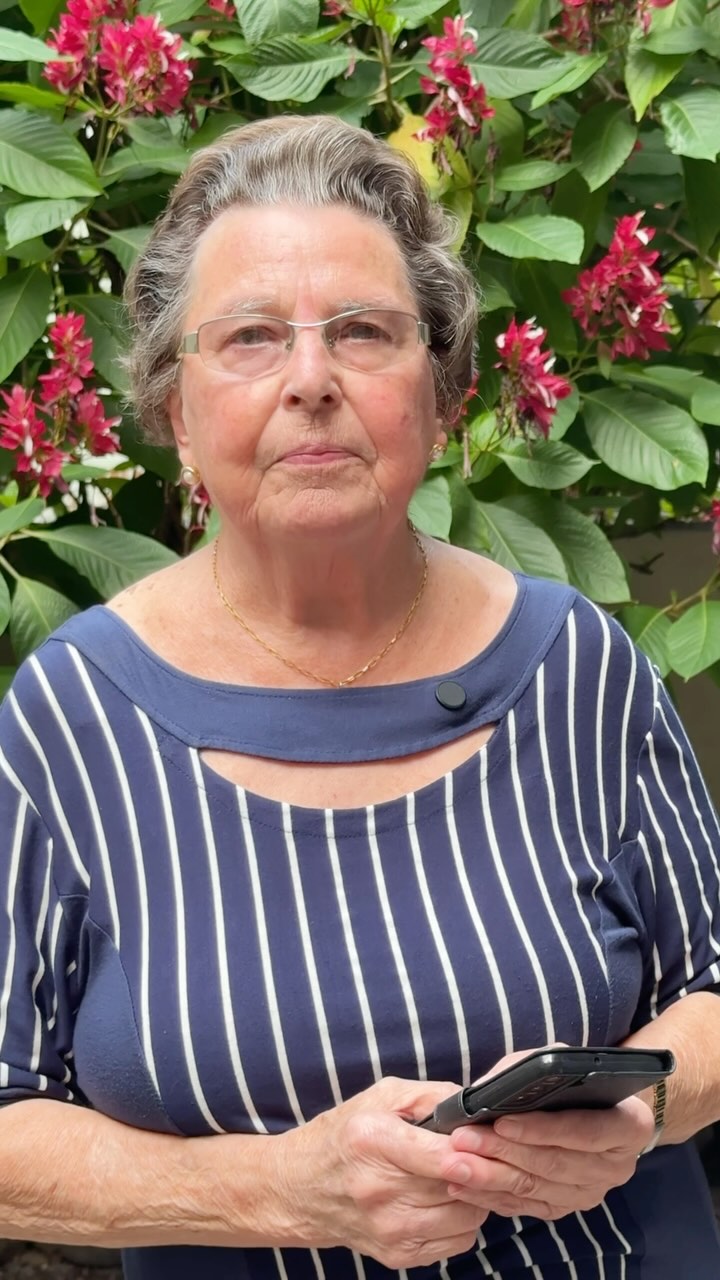 Aos 91 anos, Dona Leda deu um passo muito importante na sua vida: foi em busca do seu bem-estar 👏🏼
Por muitos anos, apesar de diferentes tentativas de tratamentos, ela sentia dor.
Após a sua consulta, indiquei cirurgia para a dona Leda através da técnica endoscópica. Ela prontamente concordou.
E essa é a Dona Leda, quase dois meses após a cirurgia. Faz tudo sozinha, iniciou a fisioterapia e, o principal, está sem dor 🙏🏼
Através de técnicas menos invasivas, é possível realizar tratamentos cirúrgicos efetivos e com menor risco até mesmo para pacientes idosos, com reabilitação e retorno às suas atividades de maneira mais rápida e efetiva.
Muito obrigada pela confiança, Dona Leda. É gratificante e contagiante ver a sua felicidade, o seu bem-estar e a sua força de vontade!
#coluna #dor #cirurgiadacoluna #ortopedia #colunavertebral #medicina #sociedadebrasileiradecoluna #endoscopiadecoluna #cirurgiaminimamenteinvasiva #santacruzdosul
