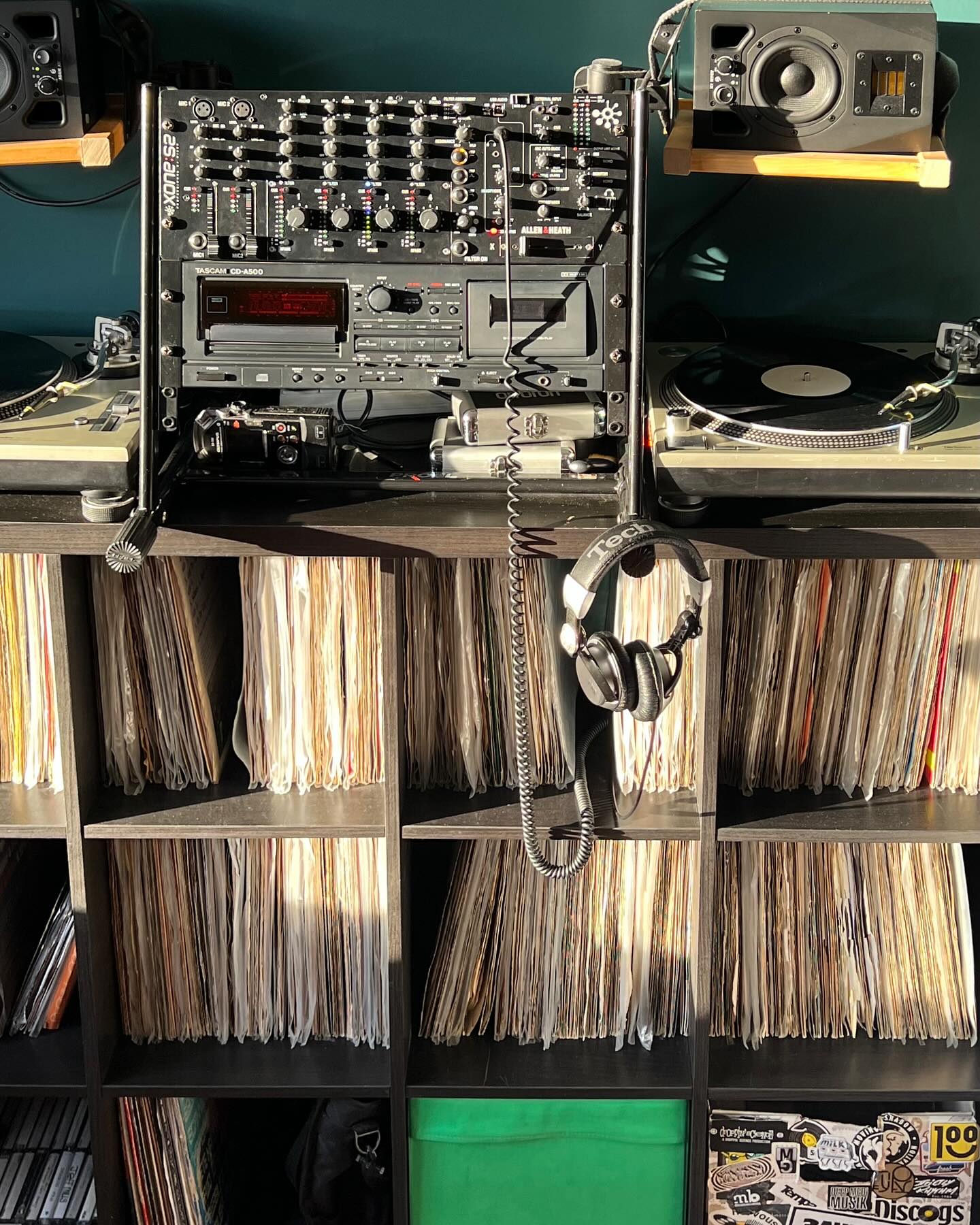 Completely in love with this setup from @andreyramonov using the Xone S2 rotary version 🎛️🙌
___________________________
👉🏼 Follow @doyouspin for more
👉🏼 Follow @doyouspin for more
👉🏼 Follow @doyouspin for more
DM for submission & Email for promotion 📩
#rotarymixer #technics #djsetup #vinyldj #rominimal #classicdj #classicmixer #boutiqemixer #hifi #audiophile #hifidj #djlife #vinyljunkie #vinyladdict #technics1210 #sl1200 #doyouspin #djdesk #djbooth #listeningbar #recordstore #vinylonly #djculture