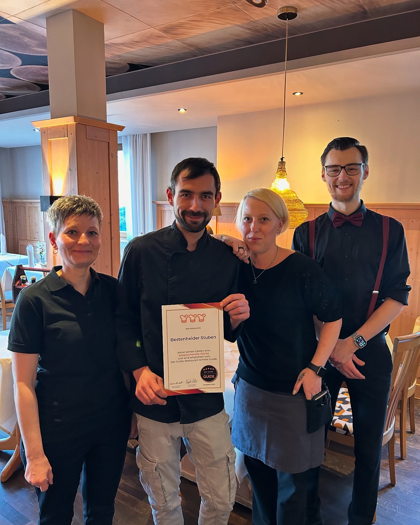 Hurra 🥳 3 Hauben von @der_grosse_guide für eine anspruchsvolle Küche 🍴Wir freuen uns sehr, unser schönes Wertheim kulinarisch zu repräsentieren und den Tourismus mit unserem Angebot unterstützen zu dürfen. Danke an unser unglaubliches Team – ihr rockt! 💥🙌
#dergroßeguide #DreiHauben #FoodiesUnite #finedining #tourismuswertheim #wertheim #bestenheiderstuben