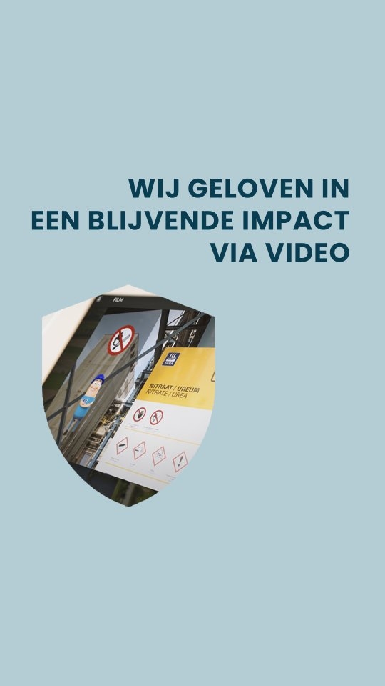 Wij geloven in een blijvende impact via video
Daarom bieden we onthaalfilms en veiligheidsfilms op maat van jouw bedrijf aan. Bekijk de video 👆 voor een kleine impressie van onze films.
Dagelijks komen mensen bij jou over de vloer: personeel, bezoekers, contractors, chauffeurs, uitzendkrachten… Bij het betreden van jouw bedrijf gelden regels. Regels in verband met veiligheid, hygiëne, maar ook procedures en controles. Alleen zo is het mogelijk om jouw bedrijf op een veilige manier te runnen.
Het opleiden van al deze mensen is echter een tijdrovende en repetitieve job voor de verantwoordelijke. Via een onthaalfilm kun je op een eenvoudige, professionele, duidelijke en boeiende manier in verschillende talen de juiste boodschap overbrengen.
De films zijn steeds beschikbaar en dankzij de nieuwste montagetechnieken kunnen we ze makkelijk en snel aanpassen of actualiseren.
Een onthaalfilm is niet alleen een praktische oplossing om tijd te besparen, maar ook een manier om jouw bezoekers en medewerkers veilig, efficiënt en duidelijk te informeren.
We dragen graag bij aan de veiligheidscultuur binnen jouw bedrijf.
Benieuwd naar meer? 👉 www.veiligonthaal.be
#ingeblikt #veiligonthaal #safety #preventie #veiligheidsfilm