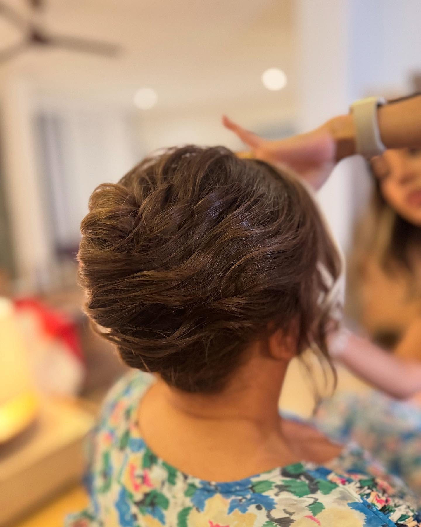 Textured modern updo for the most lovely #motherofthebride Remember every hairstyle HAS to be custom to your personal style and necessities including the front 🤍
#hairstylescancun #weddingsplayadelcarmen #texturedupdo #texturedupstyle #relaxedhairstyles #mobhairstyles #mobhair #mobhairideas #playadelcarmenweddings #bysandymendez #hightwist #hairportfoliobysandymendez