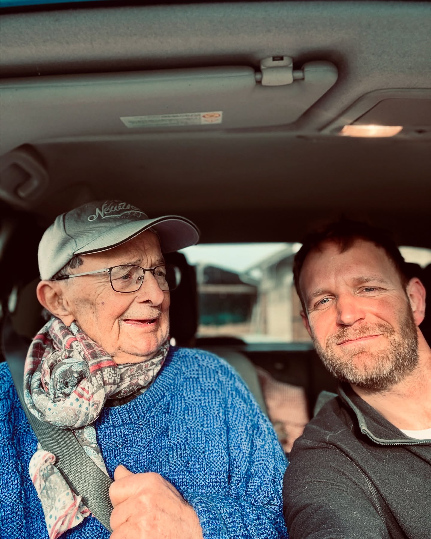 Moments précieux 🌟
92 ans 🎂
Ce matin, au lever du jour, c’était la première transhumance de la saison pour les miellées de printemps et d’acacia.
Direction Jarcieu avec le pick up chargé des abeilles et …du grand père de 92 ans.
#lemielremyglaise #auvergnerhônealpes #miel #beekeeping #selfie #family #grandparent #honey #beekeeping #apicultura #transmission #lyonnais #producteur #lyonfoodies #familyportrait #famille #nature #pickuptruck #4x4 #navara