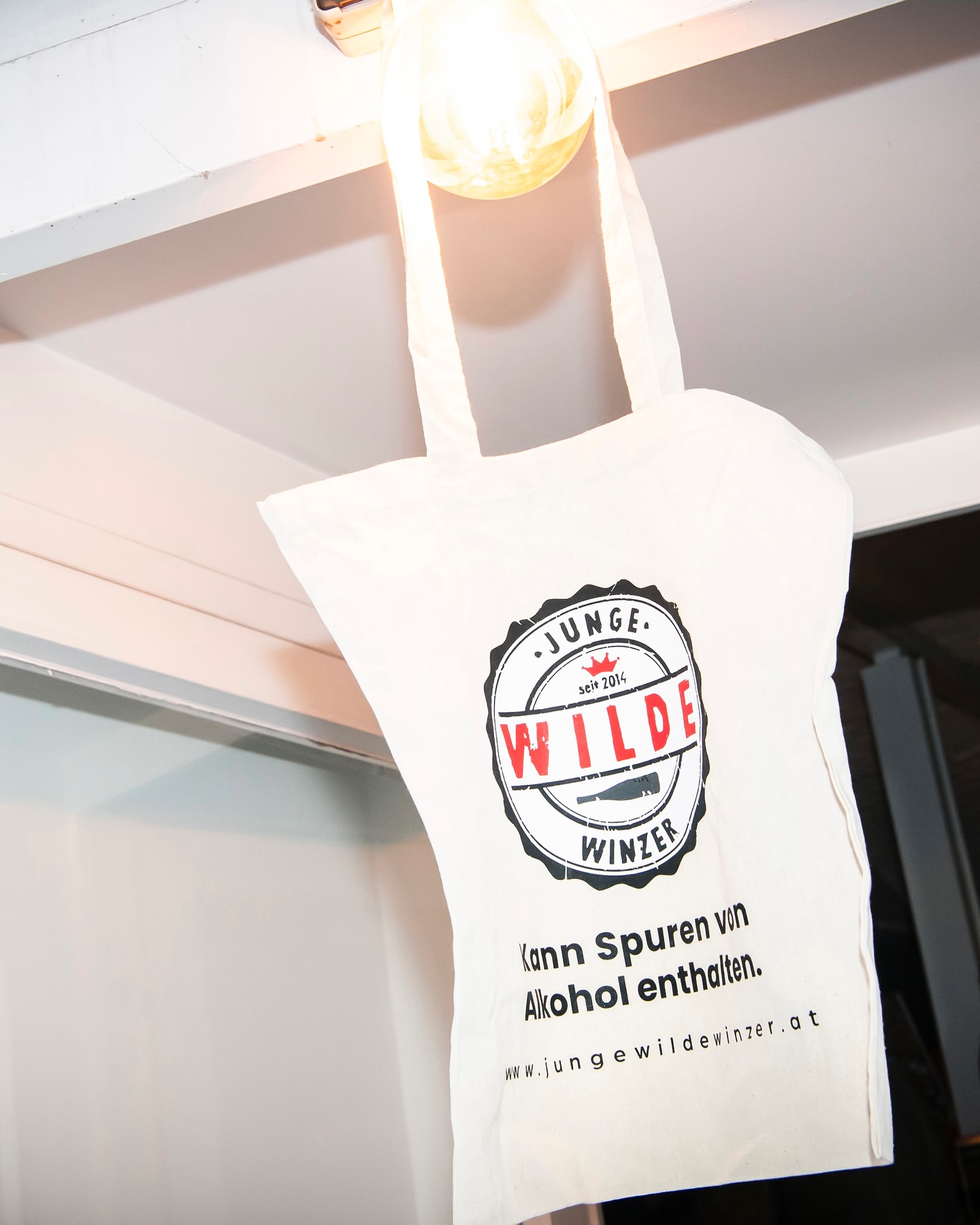 BARTAKEOVER VOL 1 - WIE COOL WAR DAS BITTE? 🔥Statt Schampus gab es gestern JWW Weine in der @dosage_wien 🍾 Danke an @instantfriso und alle, die da waren - es war sicher nicht das letzte Bartakeover am Fleischmarkt 16! Unsere 3 Neuzugänge @weingut.thyri @bioweingutzederbauer @_piwida waren mit an Board und Unterstützung gabs von den „Oidhosn“ @vespawinzer @underconstruction_wine @christinahuglsekt & @winzerhof_altmann 🥳
Und keine Sorge: ihr müsst nicht zu lange warten, denn wir sind bald wieder on tour: im April sind wir in Wels bei @fruehauf.weinakademiker für eine wilde Masterclass und danach gehts straight zur @naked_the_nature_of_wine und am 15. Mai findet WEIN AUF SCHIENE im @gleisgarten statt - die erste große JWW Portfolioshow! 🤩 More Infos soon to come ☺️
Photocredits: @pointofviewfoto
#jww #jwwontour #dosage #bartakeover #austrianwine