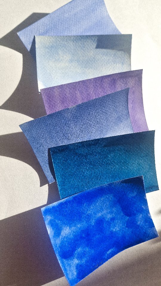 La Collab avec Amélie de @oh.my.goz sera dispo en ligne DEMAIN à 17h30 💙✨
Sauf pour les abonnés à l'infolettre qui ont déjà toutes les infos et les accès 😱
6 demi-godets d'aquarelles bleues merveilleux et 4 illustrations delicates à peindre
Ne la ratez pas ! Les nouvelles aquarelles ne sont pas (encore ?) dispo à l'unité !