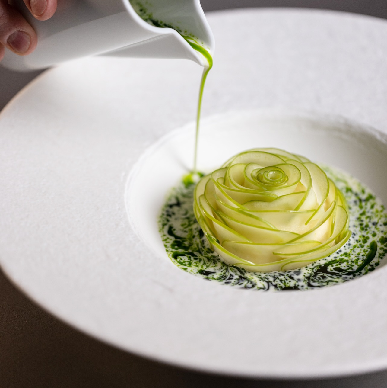 Chamomile | green apple | woodruff
- an all time favorite 💚
📸 @matthias_pristach @stokesixagency
#culinaryarts #sandrascheidl