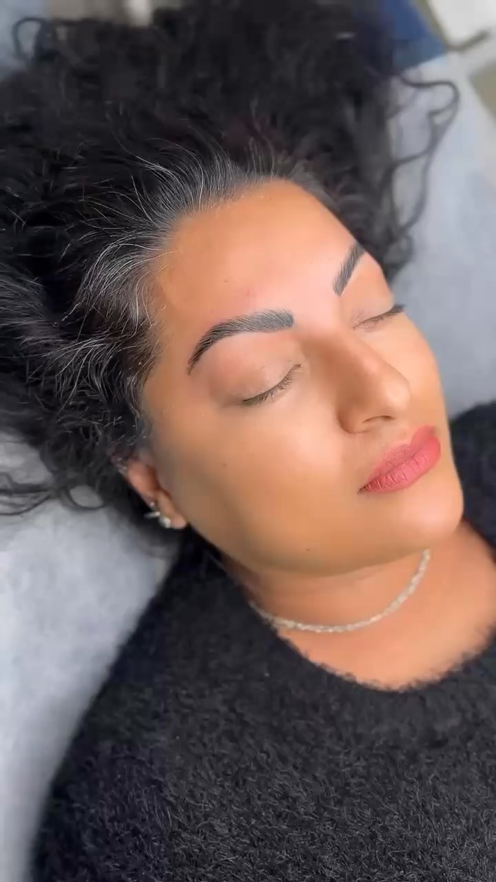 ✨ Brynslaminering utført av Rada på JK Beauty ✨
Få perfekt formede og definerte bryn med vår brynslaminering, utført av dyktige Rada! Dette gir deg fylte, velstelte bryn som varer i flere uker.
Kom til oss for å oppleve magien med vakre bryn! 🖤
#Microblading #JKBeauty #RadaMagic #PerfekteBryn #NaturligeBryn #microbladingoslo #bryn #brynlaminering #vippeløft #lashlift #pmu #permanentmakeup