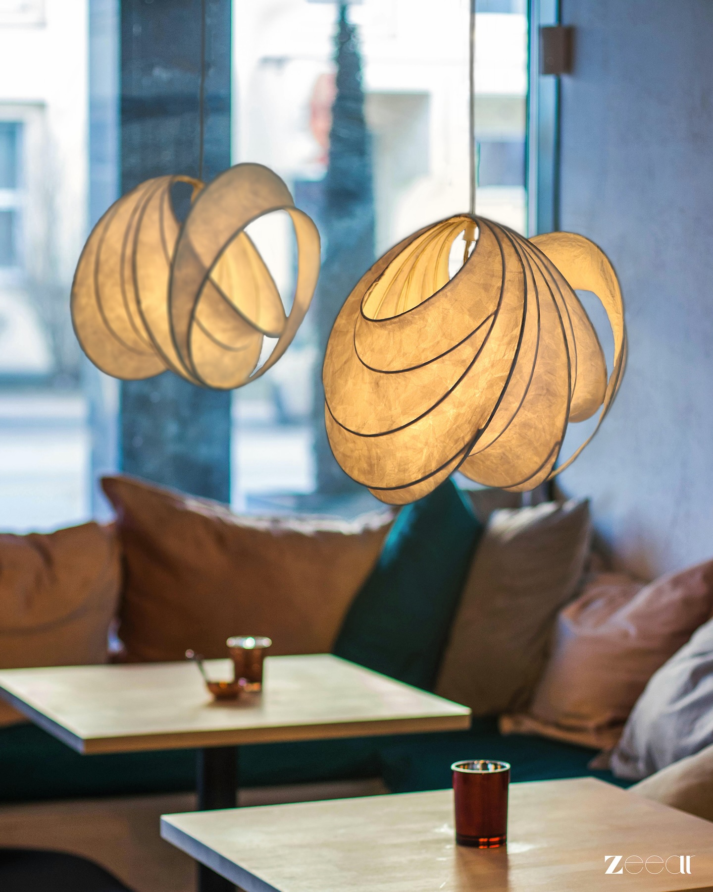 Soft glow, warm ambiance – the Aureole Lamp transforms every space into a cozy retreat. ✨
.
.
.
#AureoleLamp #CafeAesthetic #sculpturallighting #lamp #interior