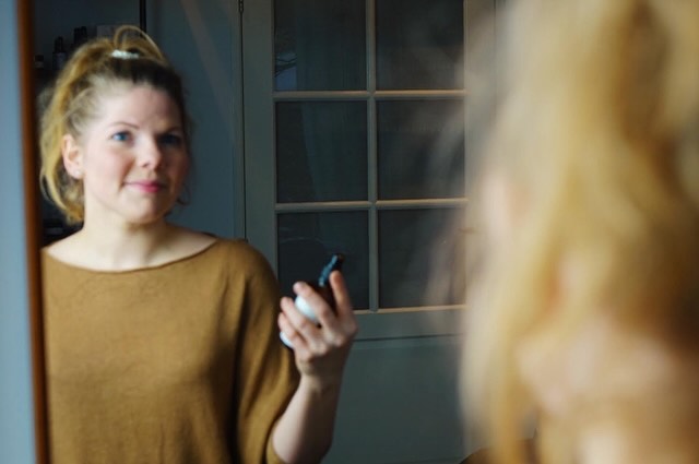 ✨ Herstel de verbinding met je schoonheid ✨
We leven in een wereld waar perfectie de norm lijkt. Filters verbergen rimpels, de huid wordt gladgestreken en onzekerheden verdwijnen achter make-up. Maar… wanneer is het genoeg?
Jarenlang was schoonheid voor mij een strijd. Mijn spiegelbeeld was mijn grootste vijand. De druk werd zo groot dat ik mijn onzekerheden niet langer kon negeren. Het proces van zelfacceptatie bracht me diep en veranderde alles.
Echte schoonheid komt niet uit een potje of een filter. Het komt van binnenuit. En zodra je écht voor jezelf kiest—niet om te ‘fixen’, maar om jezelf te omarmen—gebeurt er iets bijzonders:
🌿 Je huid ontspant. Zelfkritiek en perfectionisme drukken hun sporen op je gezicht. Maar als je zachter wordt voor jezelf, straal je dat uit. Je huid krijgt een natuurlijke glow die geen product kan nabootsen.
🌿 Je uitstraling verandert. Zelfacceptatie geeft je een kracht en zelfvertrouwen die je niet kunt faken. Mensen voelen het wanneer je stevig in jezelf staat. Dat is echte schoonheid—niet in hoe je eruitziet, maar in hoe je je voelt.
Marlie Holistic Beauty Therapy is ontstaan vanuit deze visie. Jij hebt geen quick fix nodig. Jij hebt geen filter nodig. Jij bent al genoeg.
💡 Hoe kun jij vandaag al beginnen met zelfacceptatie?
🌿 Stop met vergelijken – jouw waarde ligt niet in het perfecte plaatje.
🌿 Wees zachter voor jezelf – hoe je tegen jezelf praat, bepaalt hoe je jezelf ziet.
🌿 Verzorg jezelf vanuit liefde – niet om te ‘fixen’, maar om te voeden.
🌿 Sta stil bij wat je wél mooi vindt – focus op wat je krachtig maakt.
💛 Jij bent al heel. Jij bent al mooi. Jij bent al genoeg. Maar voel jij dat ook?
💬 Wat betekent echte schoonheid voor jou? Laat het hieronder weten.
#HerstelDeVerbinding #EchteSchoonheid #Zelfacceptatie #JijBentGenoeg #MarlieHolisticBeauty #vanbinnenuitstralen