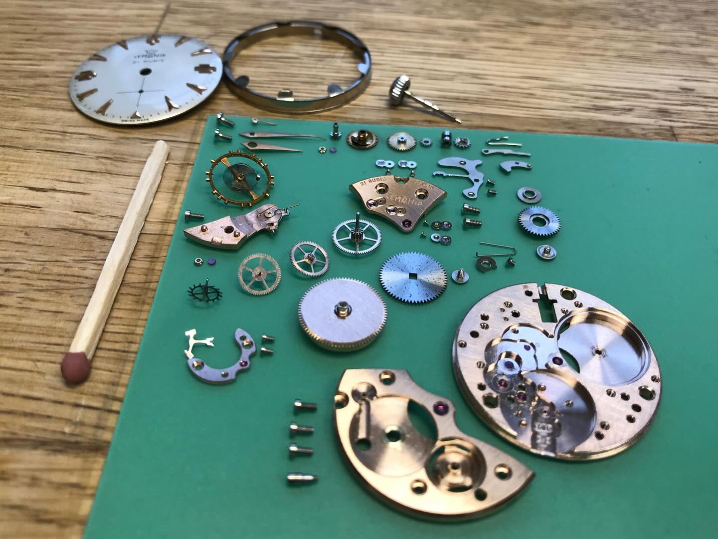 Service av en Lemania kal. 3010. Den här hade blivit av med halva sin mustasch så det blev till att borra ut resterna av det gamla stiftet och sätta i ett nytt. Borren som används är endast 0,18mm. I kontrast är ett av mina hårstrån 0,05mm, så borren är inte ens 4 gånger större. Snart till salu i verkstaden. Välkommen in och kika på lördag, öppet 11-16! #watch #klocka #urmakeri #watchmaking #tidlösaur #tidlös #ulvakvarn #uppsala #lemania #3010