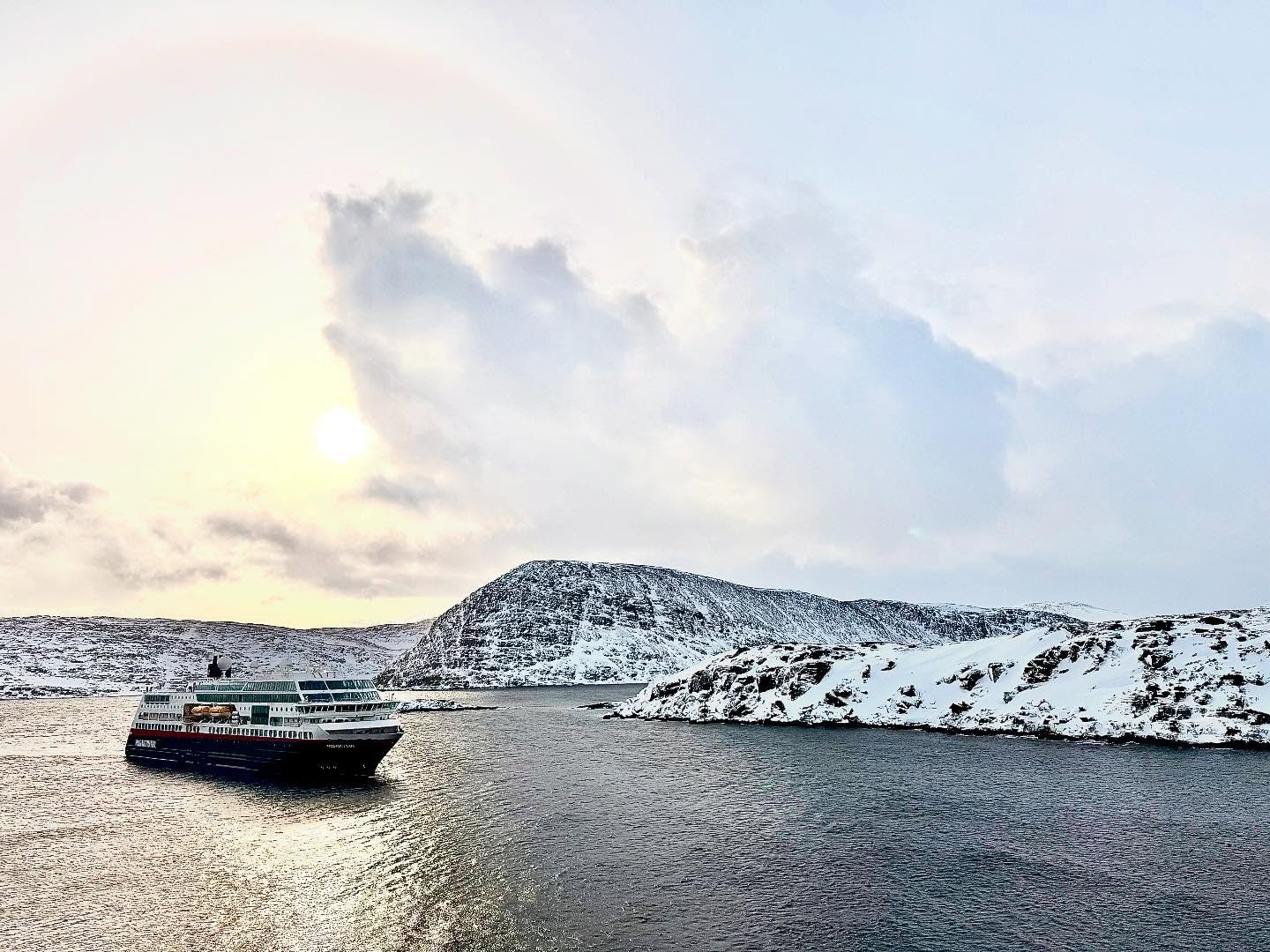 Passing the Hurtigruten on our way south. We’re taking a different cruise line - Havila - but they’re fairly similar. The team at Havila give Hurtigruten a lot of kudos for all their pioneering in this space, so it seems like a friendly rivalry!🚢🇳🇴