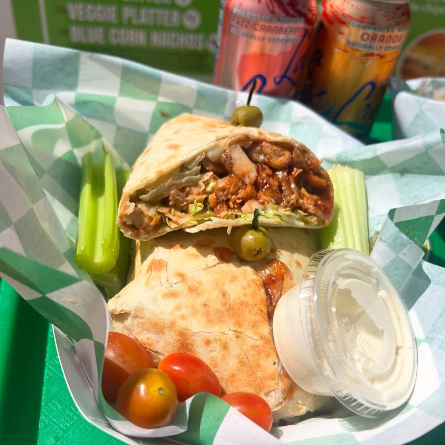 📣YOU MUST TRY OUR NEW BBQ CHICKEN WRAP!🤎
•Butter Milk Flour Tortilla
•BBQ Chicken
•Mozzarella Cheese
•Shredded Lettuce
•Pickle Slices
•Ranch Drizzle
#summerblends #summerblendscafe #new #bbq #chicken #wrap