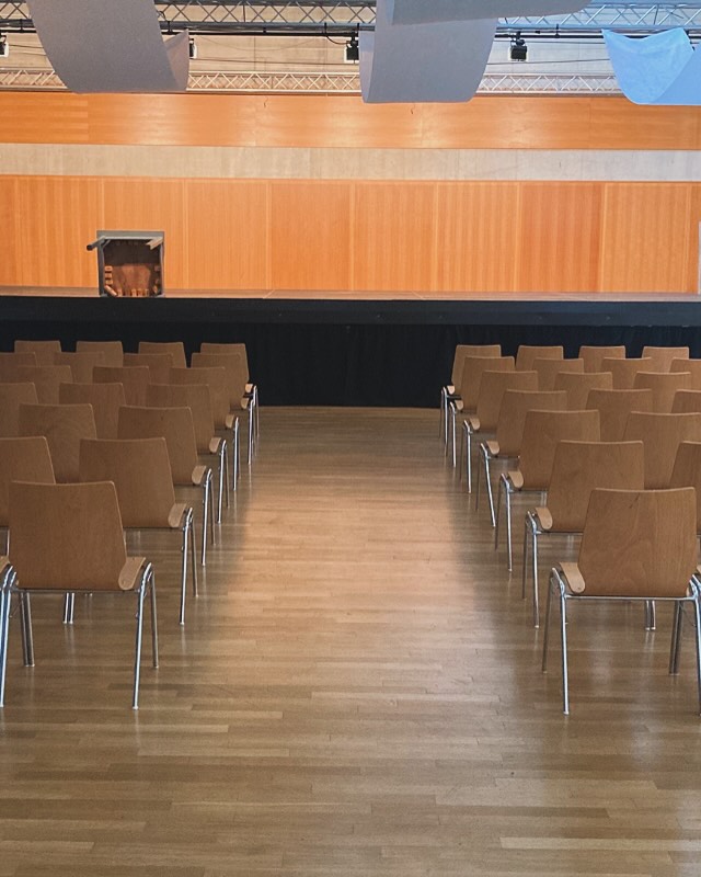 ✨ GREEN MAGIC ✨ – Quand la magie rencontre le recyclage ♻️
Avant que la magie opère… découvrez les coulisses de mon nouveau spectacle ! 🎭🔮
1️⃣ Une scène vide, prête à accueillir l’impossible.
2️⃣ Avant l’éveil des lumières… un mystère dans l’ombre.
3️⃣ Et enfin, la magie prend vie sous les projecteurs ! ✨
Un spectacle familial où l’illusion et l’écologie se rencontrent pour transformer le recyclage en véritable tour de magie ! 🌱♻️
🔜 Prêt à entrer dans l’univers de Green Magic ?
#GreenMagic #MagieÉcolo #SpectacleFamilial #RecyclageMagique #IllusionResponsable