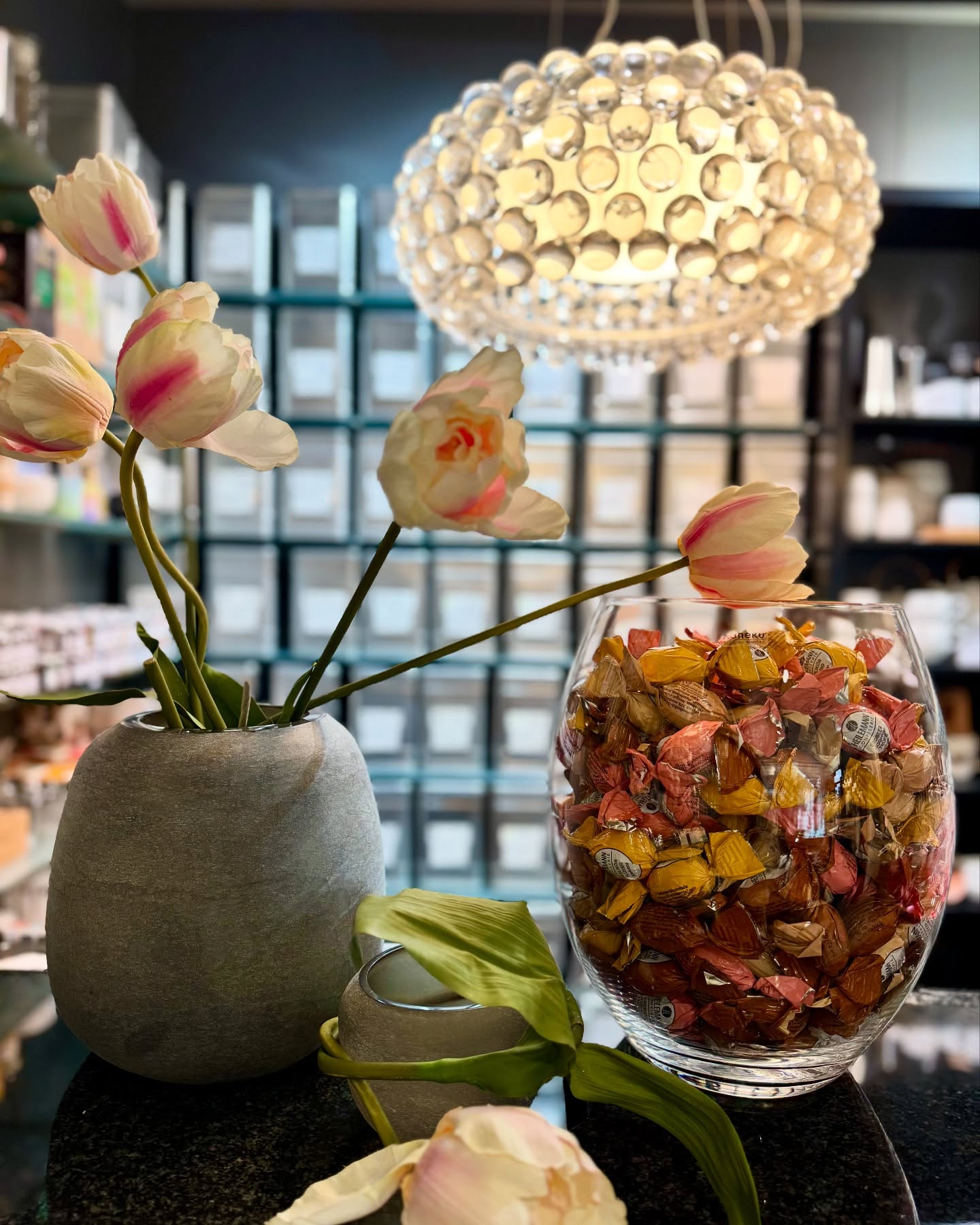 Happy Friday ☀️ 20 Grad und strahlender Sonnenschein – besser geht’s nicht, oder? Wir genießen das schöne Wetter und freuen uns auf ein entspanntes Wochenende. Was habt ihr heute Schönes vor? Schaut doch mal bei uns vorbei und lasst euch inspirieren! #WeekendVibes #SpringMood #HappyFriday