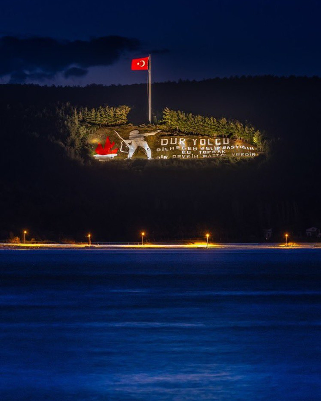 💫 18 Mart Çanakkale Zaferi ve Şehitleri Anma Günü 💫
🇹🇷 "Çanakkale Geçilmez!" 🇹🇷
Bugün, vatan uğruna canlarını feda eden kahramanlarımızı saygı, minnet ve rahmetle anıyoruz. Çanakkale ruhu, birlik ve beraberliğimizin en büyük sembolüdür.
📌 18 Mart 1915 – Unutmadık, unutmayacağız!
#ÇanakkaleZaferi #18Mart #ŞehitlerimiziRahmetleAnıyoruz