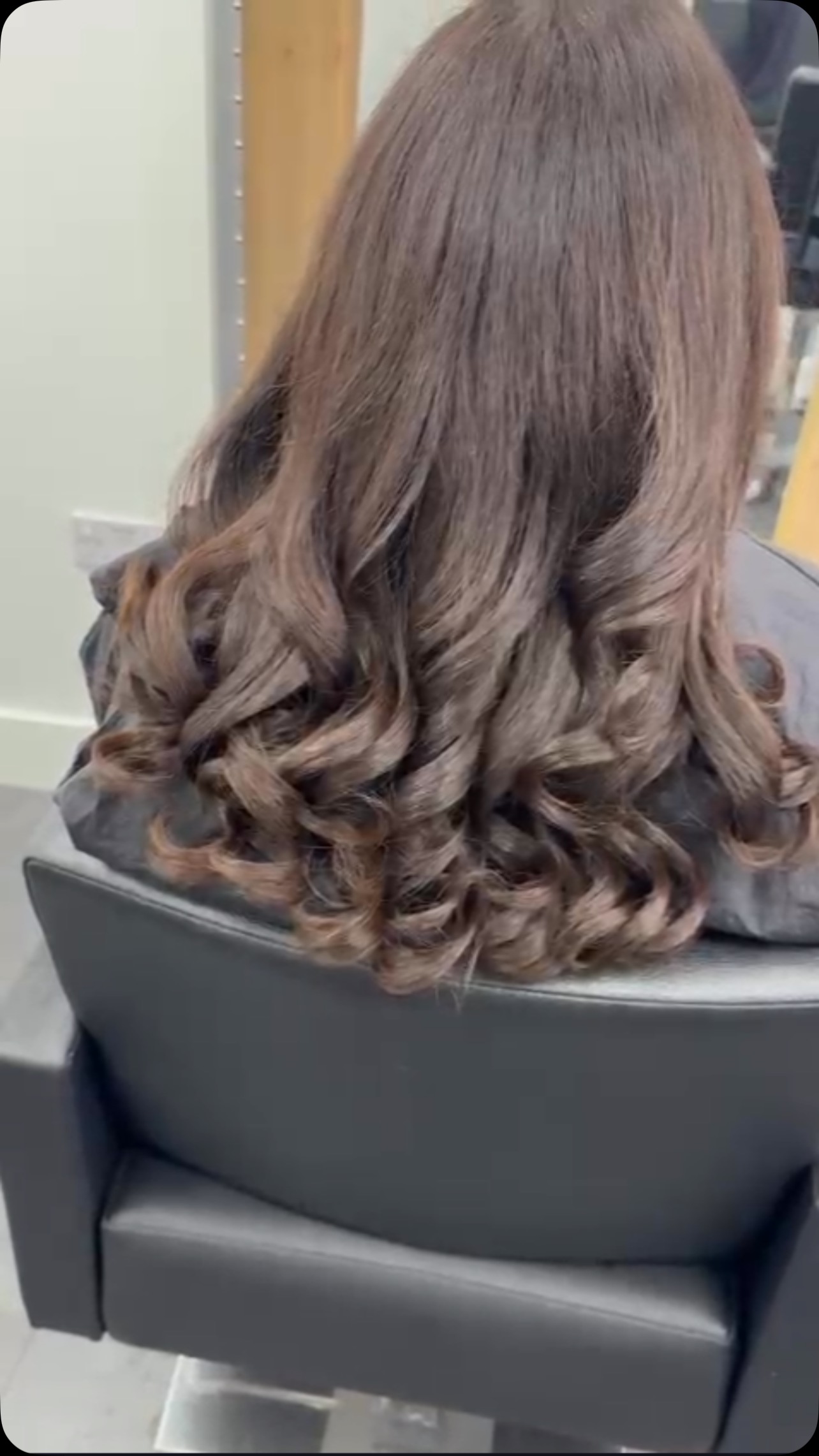 🎀 PIN CURLS🎀
look how gorgeous our senior stylist Katy does this curly blow 😍
Get booked in for yours now! Book online or ring the salon to get booked in!