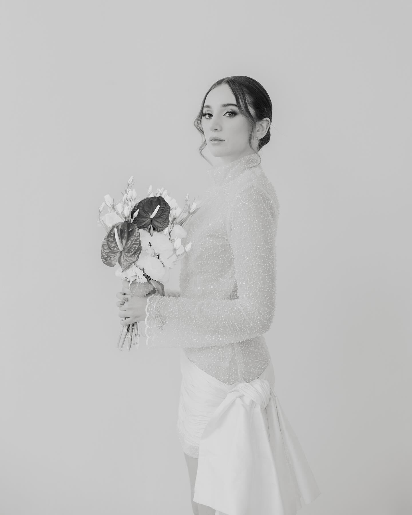 Ana Julia / bridal
.
.
Hair: @hairbyfersh
Florals: @alca.trazstudio
MU: @jimenafloresmua
Dress:@libivestidos @karola__mx
Stylist: @escorpiovirtual
@sanamentejulia
#bridaleditorial #editorialphotography #brideportrait #bridephotography #photography