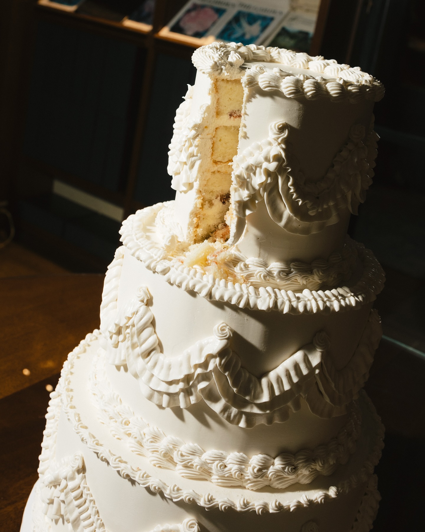 Give me cake guts!!!! 🔪
I always love a good cake slice photo, and I think it really is such a cute detail to get in your wedding photos. Your first breaking of bread together as a married couple 🥹
VENDOR TEAM:
Planner: @weddingsbygillian
Venue: @thedallasarboretum @dallasarboretumweddings
Photographer: @baileestarrphoto
Videographer: @darcerossphoto
Florist: @olivegrovedesign
Beauty: @jonesbeautyco
Custom attire: @alteredforthealtar
Live Artist: @jennielouart
Photo Booth: @jackalopephotobooth
Rentals: @bbjlatavola @imperial_floors_
Band/DJ: @royaldukesband
Catering: @gilscatering
Cake: @kaylibakescakes
Stationery: @kirstenmcfarlandesigns
Transportation: @dfwvintagecars