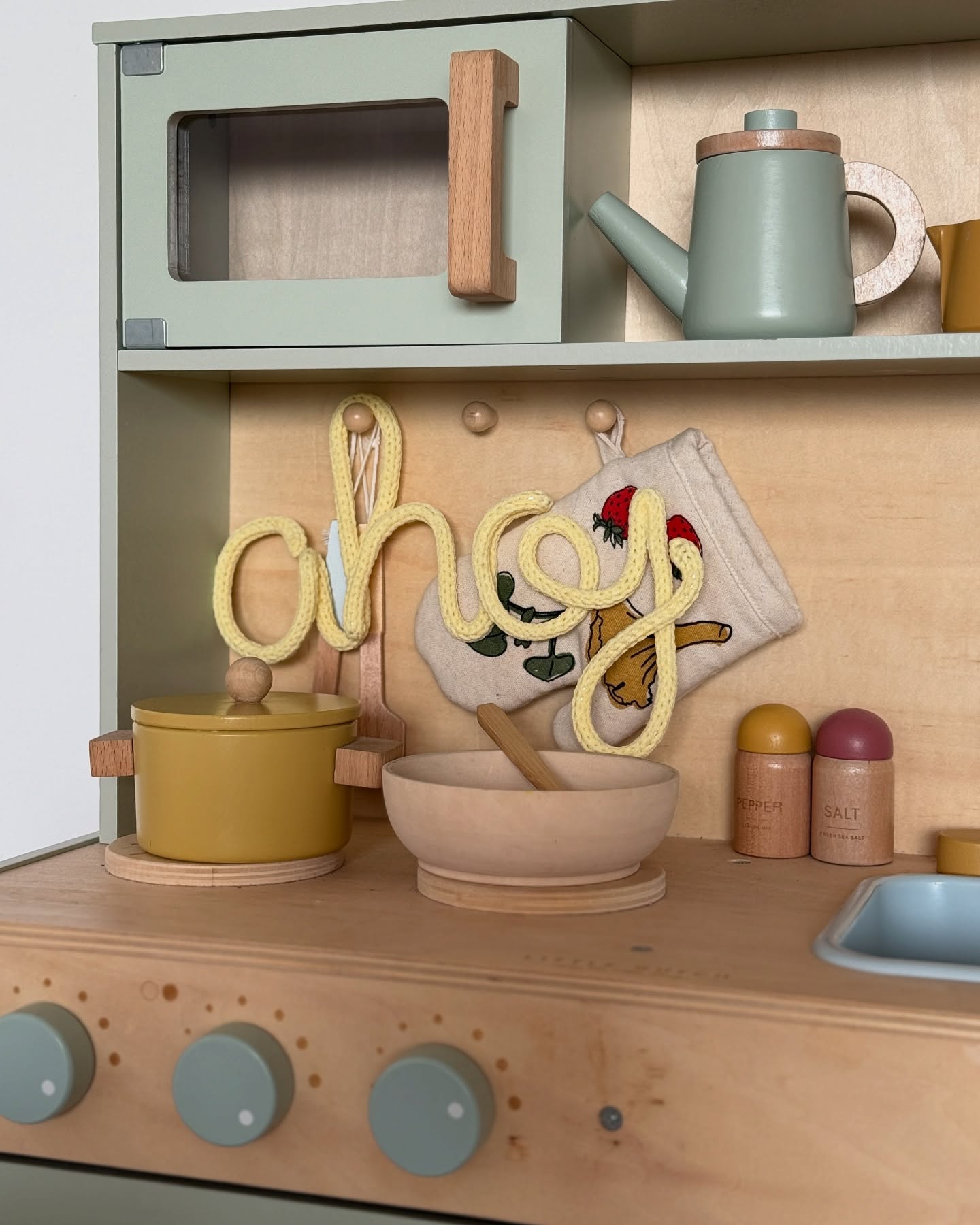 „Ahoj!“ ✨ Slovo, které vítá každý nový den plný dětské radosti a her. Tahle ručně vyráběná dekorace vnese do dětského pokoje kouzlo, hravost a útulnou atmosféru. Stačí ji pověsit na stěnu, položit na poličku nebo připevnit nad postýlku a pokojík hned působí útulněji.
Kam byste ji dali vy? 💛