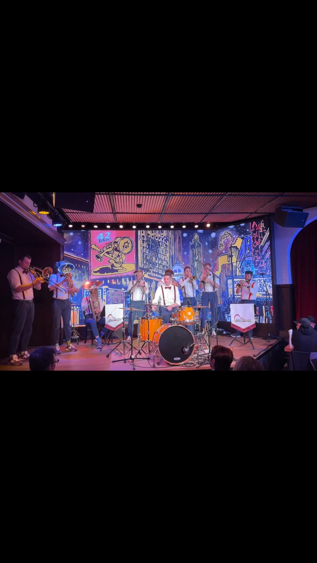 Wie jazzy kann man den Song Dr Schacher Seppli eigentlich spielen? JA! 🔥😍
🎶 Schacher Seppeli (arr. Josh Studsg)
🎺 Solisten sind Adi Kottmann @kottmannadrian und Jan Studer
👏 Vielen Dank @walkergian and #rooftopmonkeys für die Einladung und den tollen Abend!
🔥 Hammer Auftritte auch von #rooftopmonkeys und @teampnoh - wir feiern euch!
📌🏠 Beste Location @stadtkeller_luzern für einen solchen Abend - danke euch vielmals!
#brassianer #schacherseppli #rooftopmonkeys #teampnøh #stadtkellerluzern #brass #bands #luzern #entertainment #swissbrass #fun #music #friends