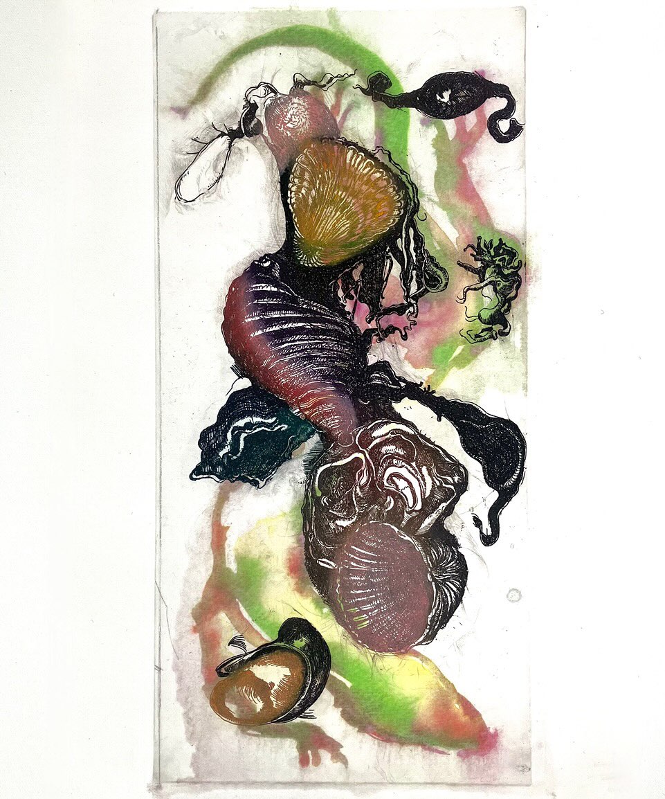 “Het is geen bidden, dit hardop gesprek in zichzelf - toch klinkt Gollem voortdurend smekend, als een kruipend kyrië. Iemand horen snakken naar iets dat hij al heeft - we kennen dit geluid, het is de klank van de tijd, zo klinkt verslaving”. Willem Jan Otten over de bede van Gollem, het schamelst denkbare personage uit In De Ban va de Ring. Pagina weer prachtig vormgegeven door Mariëlla Conen. hppts://digitaal.kn.nl #katholieknieuwsblad #skandalonuitgeverij #insectprint #sealife #printmaking #etching #figuredrawing #classicdrawing #blackandwhitedrawing #engraving #largeetching #penandink #seascapedrawings #fromlifeonly