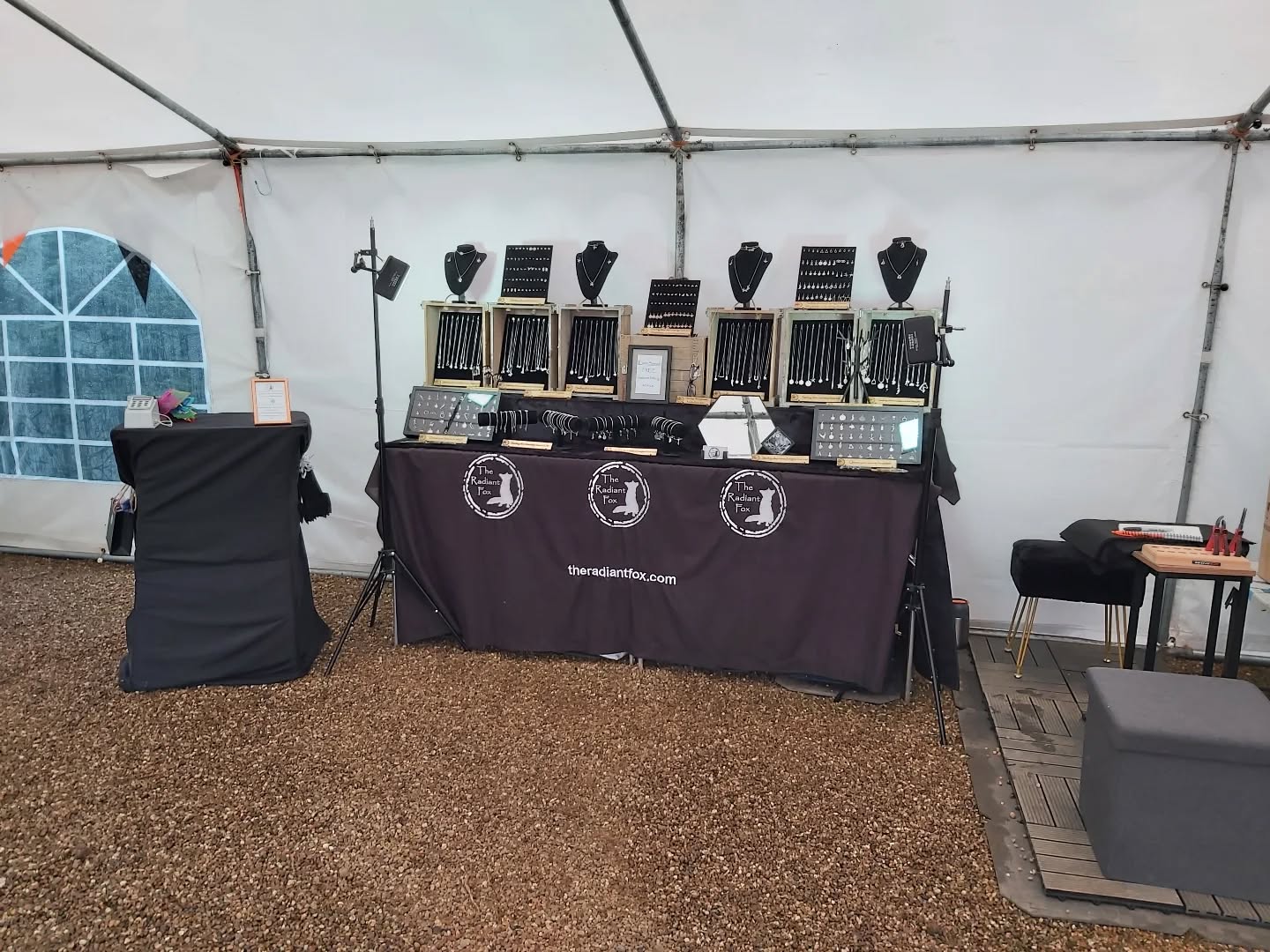 All set up with @the.artisan.bazaar at @ntcoughtoncourt with my sterling silver jewellery. Offering made-to-measure all day at the fitting station.
Here until 4.30 pm. Plenty of wonderful crafts on show.
Hope to see you 😊
#theradiantfox #theartisanbazaar #ntcoughtoncourt #handcrafted
#craftfair #art #jewellery #sterlingsilver #madetomeasure
