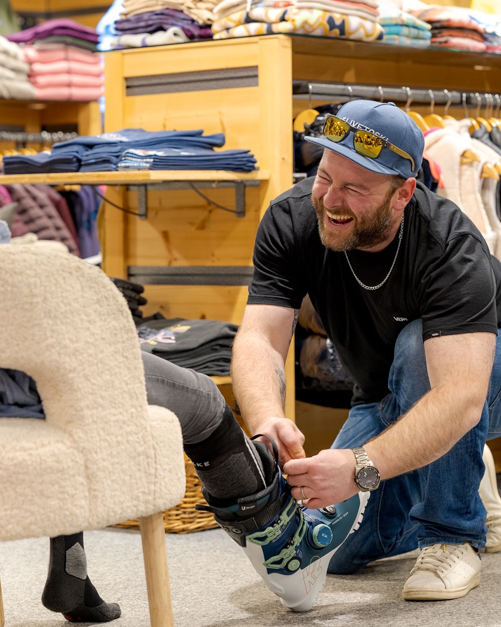 Chez Chabloz Sports, nos deux priorités sont simples :
1️⃣ Vous aider à trouver le matériel qui VOUS convient
2️⃣ Et surtout, que vous passiez un super moment avec nous !
Rien de mieux que de repartir avec un sourire et l’équipement parfait pour vos prochaines aventures ! 😊⛷️
📸 @samuel.devantery
#ChablozSports #Ski #BonnesVibes #SkiAlpin #ServiceDeQualité #Sourire #Convivialité #Sport #SkiTime