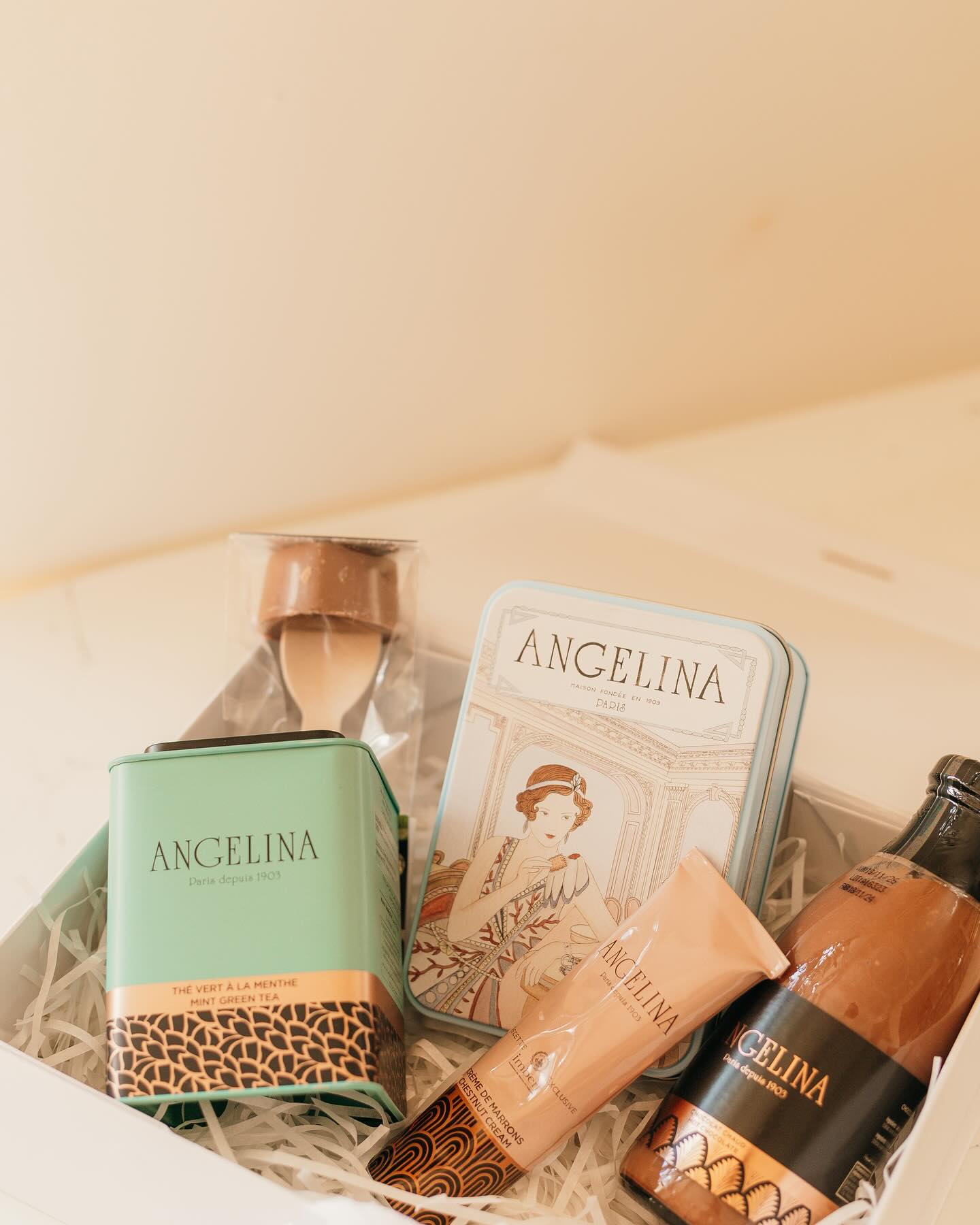 El regalo perfecto ✨🌸 elegancia parisina en una caja para tus seres queridos en Madrid
Disponible para pedidos ahora❤️
Fotografiado por
@__sunlover_____
#caja #cajaspersonalizadas🎀🎁💐 #cajasderegalo #cajaderegalo #paris #productofrancés #regalo #regalos #madrid @feliz_cajas_de_regalo #francaisenmadrid #gifts #easter #semanasanta