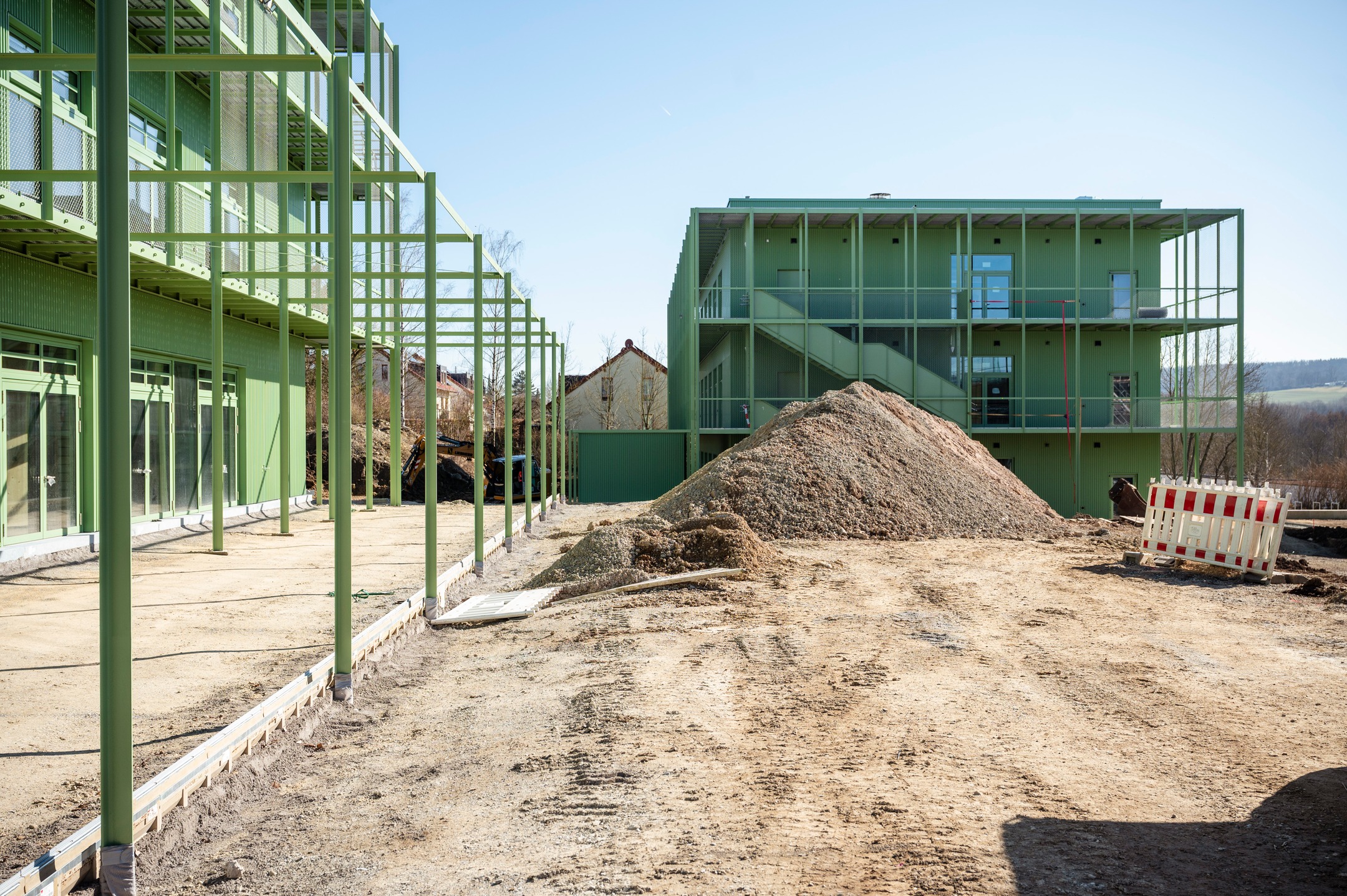 Unser Schulprojekt in Weimar ist auf der Zielgeraden. Außenanlagen und die festen Möbeleinbauten werden zur Zeit erstellt. Das erste fertig gestellte Schulbau Open Source Projekt mit der die #montagstiftungjugendundgesellschaft exemplarische Planungsprozesse und der Ergebnisse im Schulbau einer breiten Öffentlichkeit zugänglich macht. Tolle Schulgemeinschaft #jenaplanschuleweimar tolles Team unter Leitung von Raphaella Burhenne #rabudeca und tolle Fotos von Thomas Müller, Weimar #taikrixel ............................ #schuleneudenken #ibathueringen #schule #weimar #einfachbauen #grün #architektur #arquitectura #architecture #stahlbau #welovewhatwedo