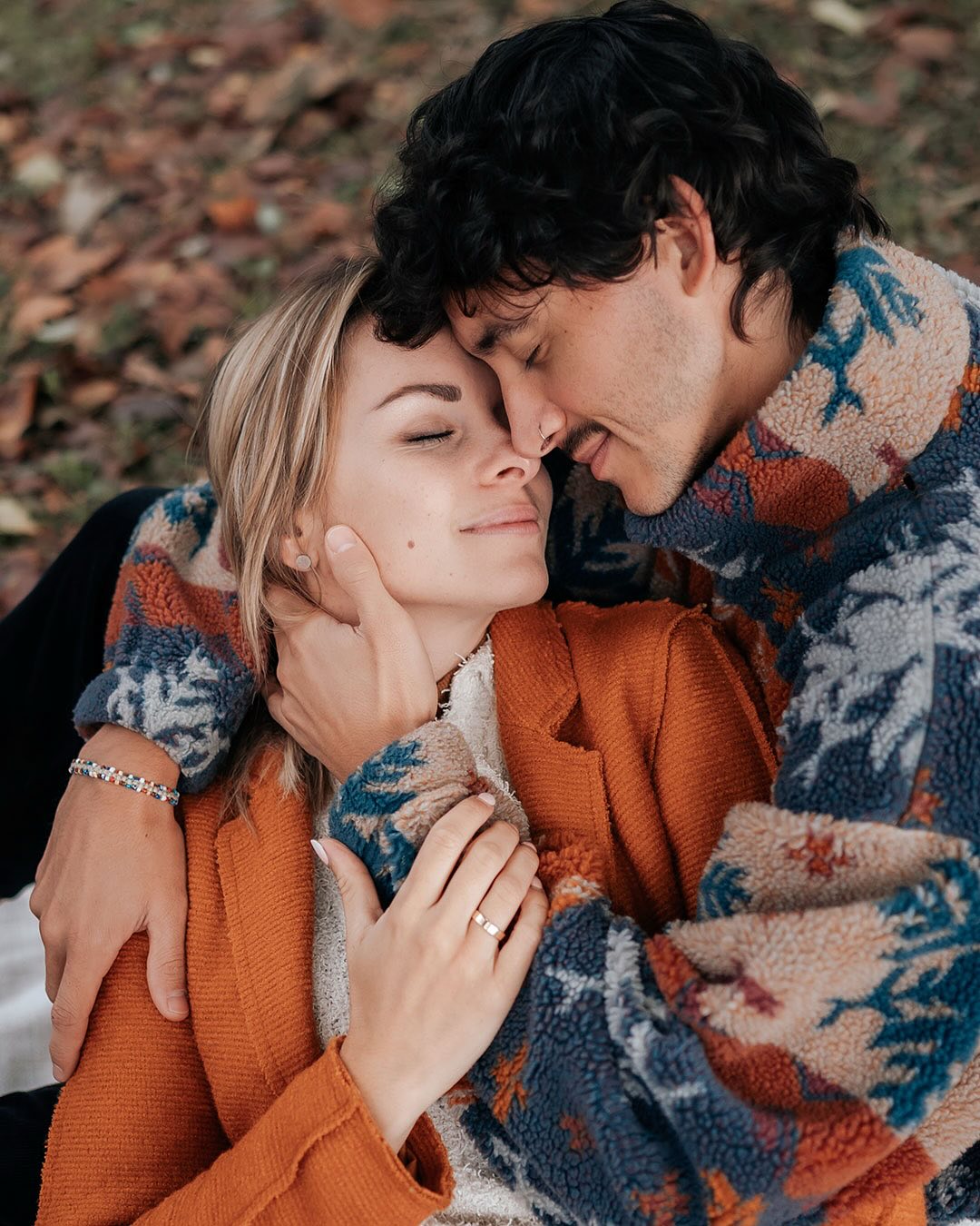 Mit dir an meiner Seite 🤍✨
Wie wunderschön ist es, den Menschen an seiner Seite zu haben, mit dem man das Leben genießen kann – voller Liebe und voller Vertrauen.
Im letzten Jahr konnte ich einen inspirierenden 1:1 Workshop bei der lieben Verena von @verygraphy besuchen. Dabei sind diese wundervollen Bilder entstanden – Erinnerungen an eine besondere Erfahrung.
Liebe Verena, danke von Herzen für deine wertvollen Tipps und dein Gespür für die kleinen, aber so bedeutenden Details. 💛
#manuelaprucknerfotografie #coupleshooting #paarshooting #bezirksteyrland #oberösterreich #outdoorshooting #dankbarkeit #erinnerungenfürsleben