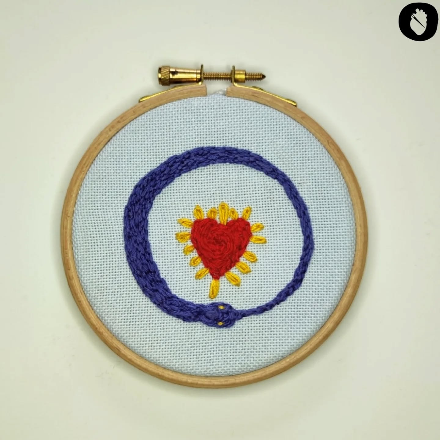 Broderie sur tambour "Amour éternel" 🐍❤️
Petite broderie pour compléter la collection "In the mood for love'' bientôt sur le site!
#embroidery #embroideryart #mulhouse #dmc #handmadewithlove #creationunique