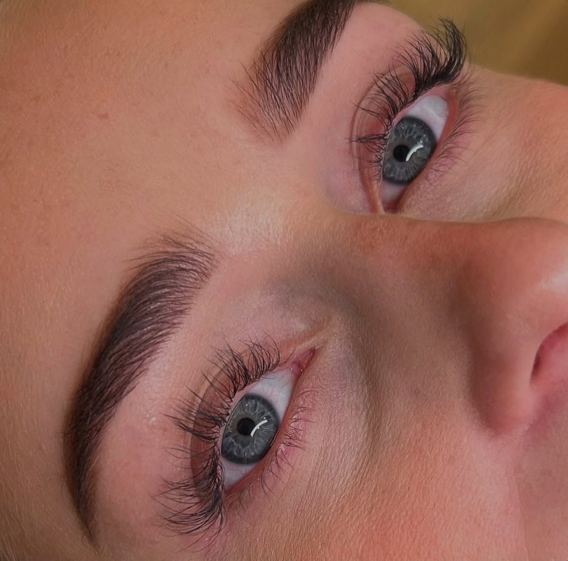 👀 Lash Lift – Mooie wimpers zónder mascara! 💗
Droom jij van een frisse, open blik zonder gedoe? Met een Lash Lift krijg je natuurlijk gelifte wimpers die tot wel 6 weken blijven zitten. Geen wimperkruller, geen extensions, gewoon jouw eigen lashes – maar dan op z’n best!
#LashLift #NaturalLashes #WokeUpLikeThis #LashGoals #BeautyWithoutEffort